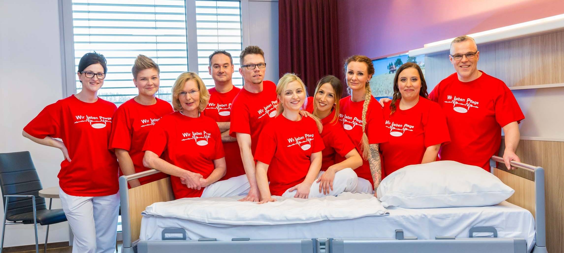 Pflegekräfte stehen an einem Pflegebett im Bergmannsheil