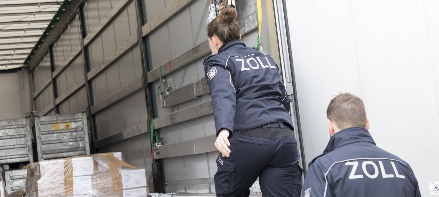 Zollbeamte fertigen Waren in einem LKW ab