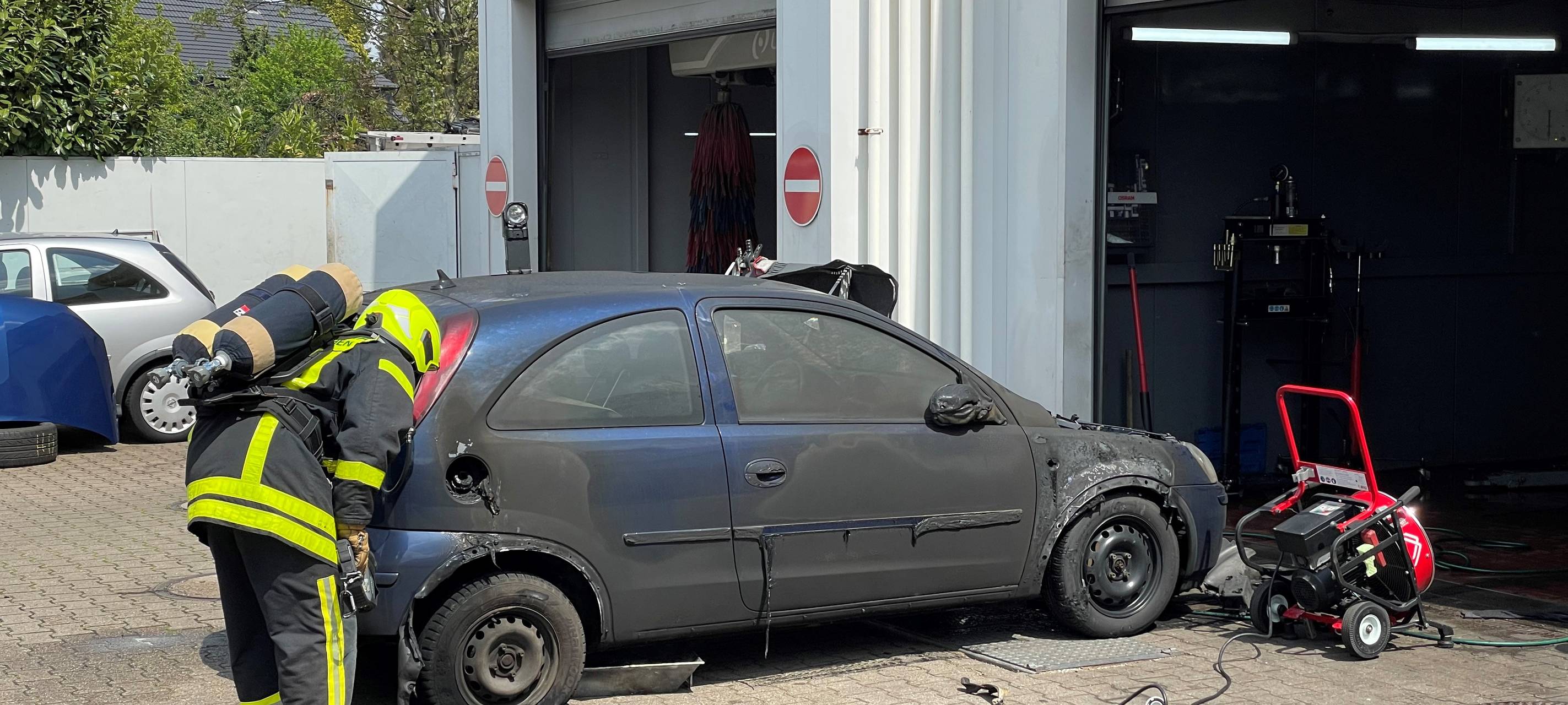 Den durch die Flammen in Mitleidenschaft gezogenen Pkw schoben die Einsatzkräfte ins Freie. Dort erfolgte die abschließende Kontrolle mit der Wärmebildkamera.