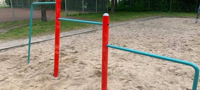 Die beschädigte Turnstange auf einem Bottroper Spielplatz