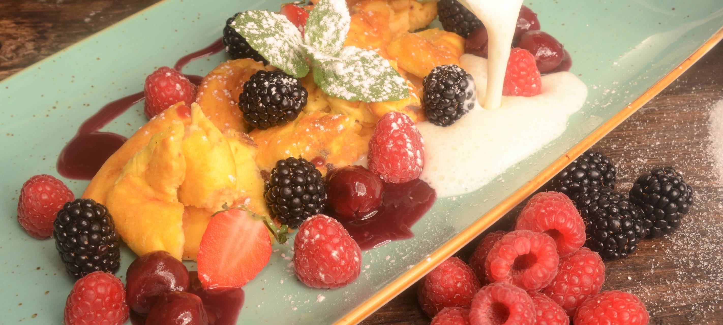 Kaiserschmarrn - Pfannkuchen luftig, leicht, zerrissen, dazu Kirschkompott