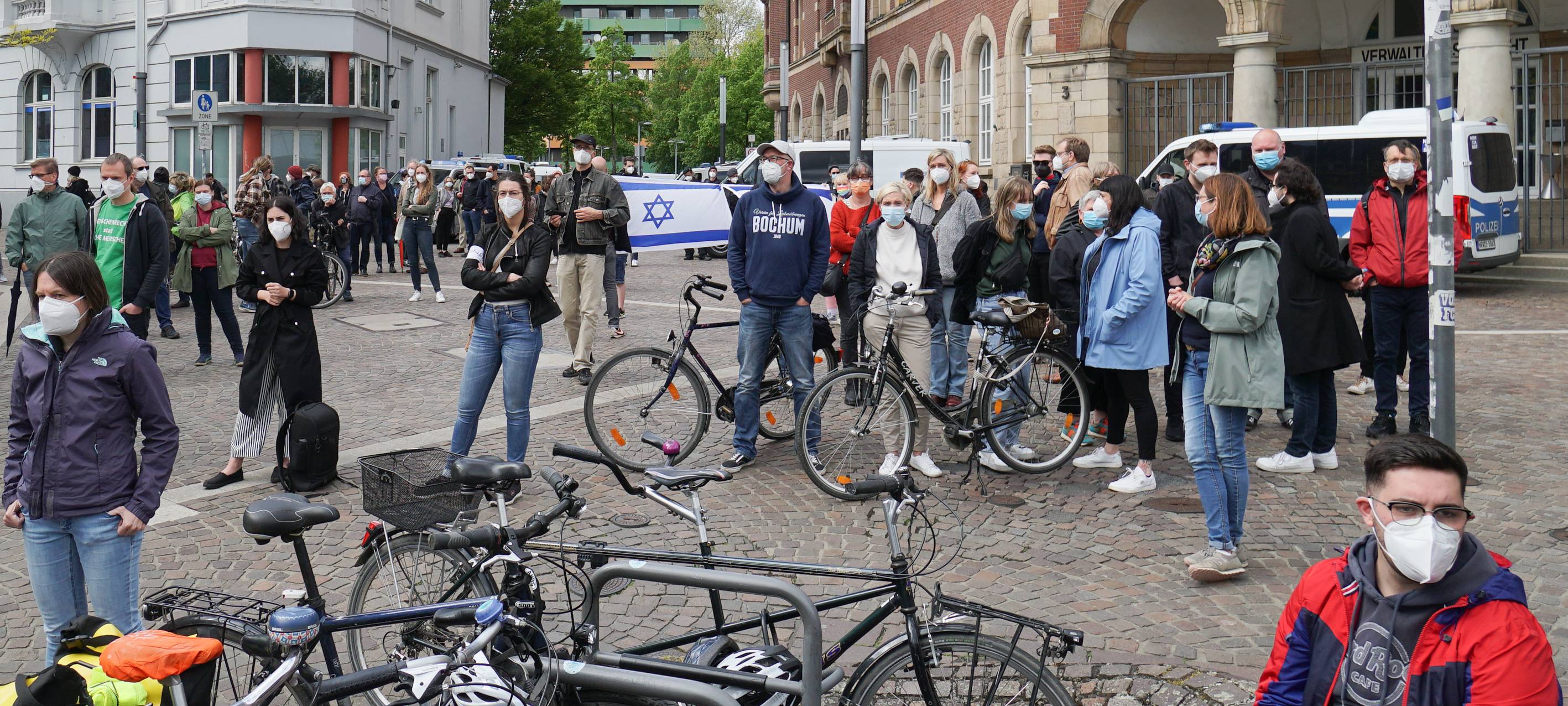 Mahnwache gegen Antisemitismus auf dem Bahnhofsvorplatz in Gelsenkirchen