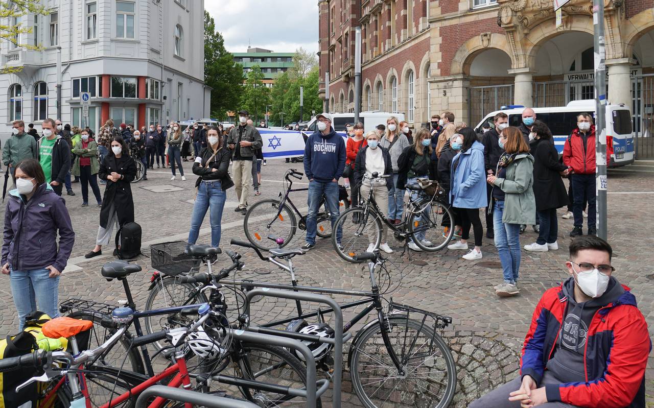Mahnwache gegen Antisemitismus auf dem Bahnhofsvorplatz in Gelsenkirchen