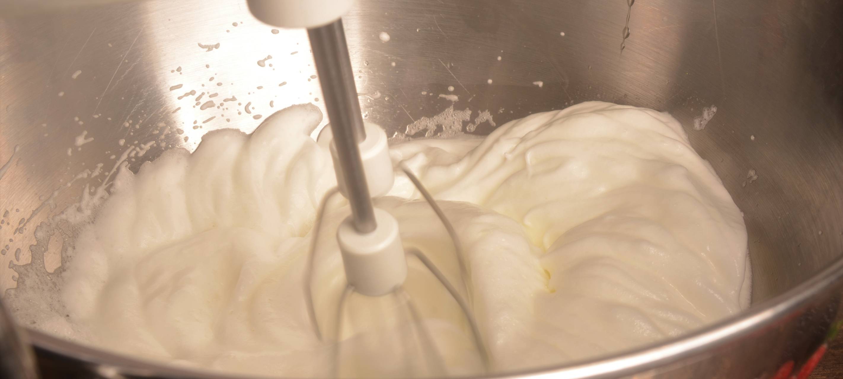 Kaiserschmarrn - Pfannkuchen luftig, leicht, zerrissen, dazu Kirschkompott