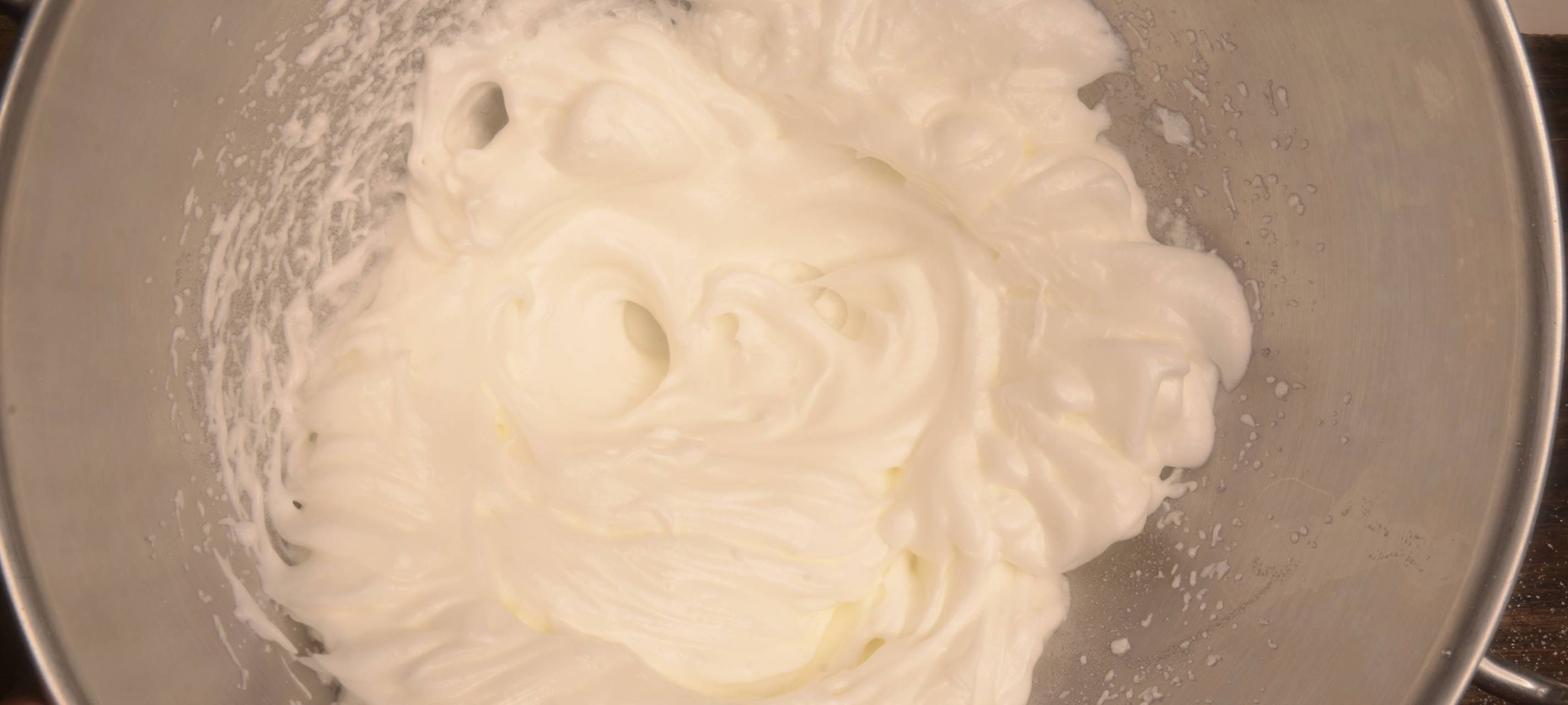 Kaiserschmarrn - Pfannkuchen luftig, leicht, zerrissen, dazu Kirschkompott