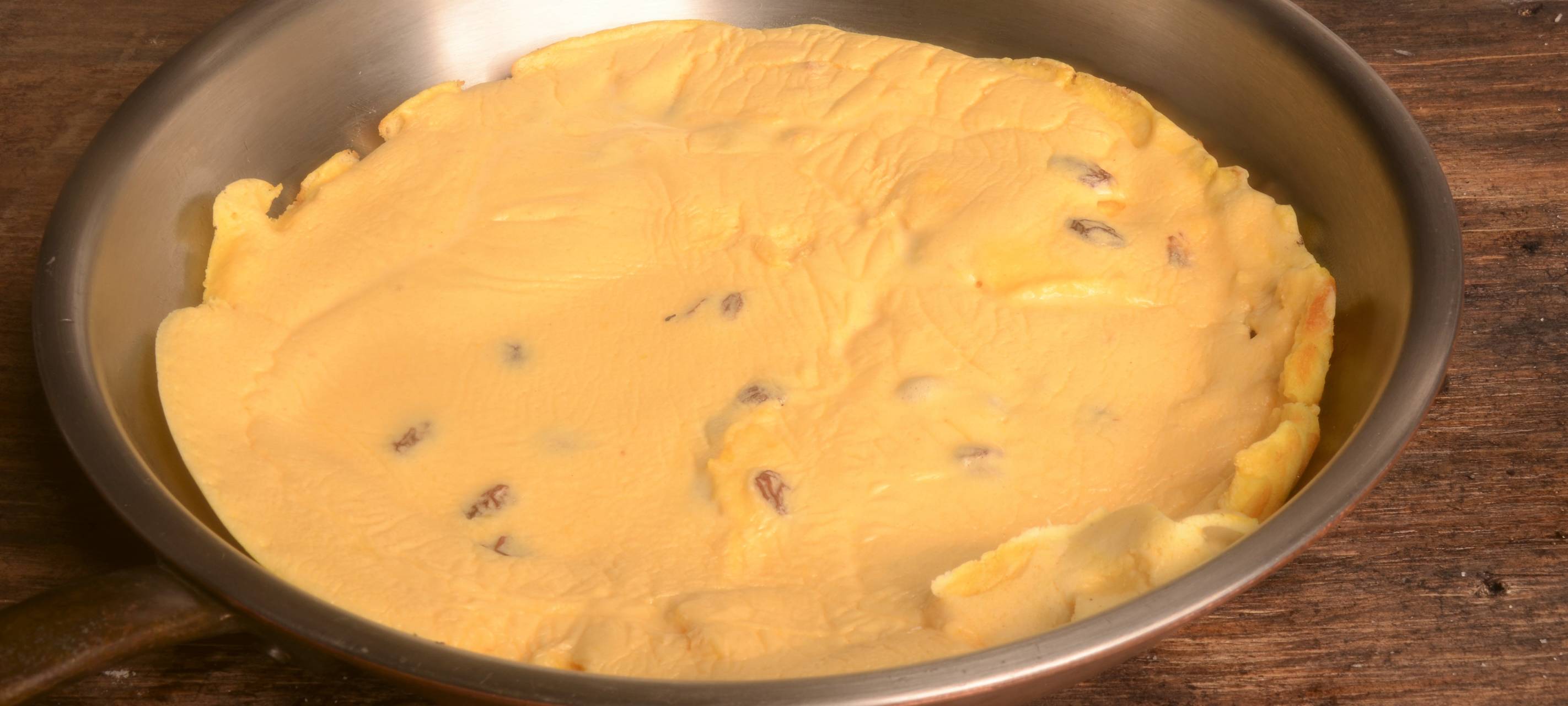 Kaiserschmarrn - Pfannkuchen luftig, leicht, zerrissen, dazu Kirschkompott