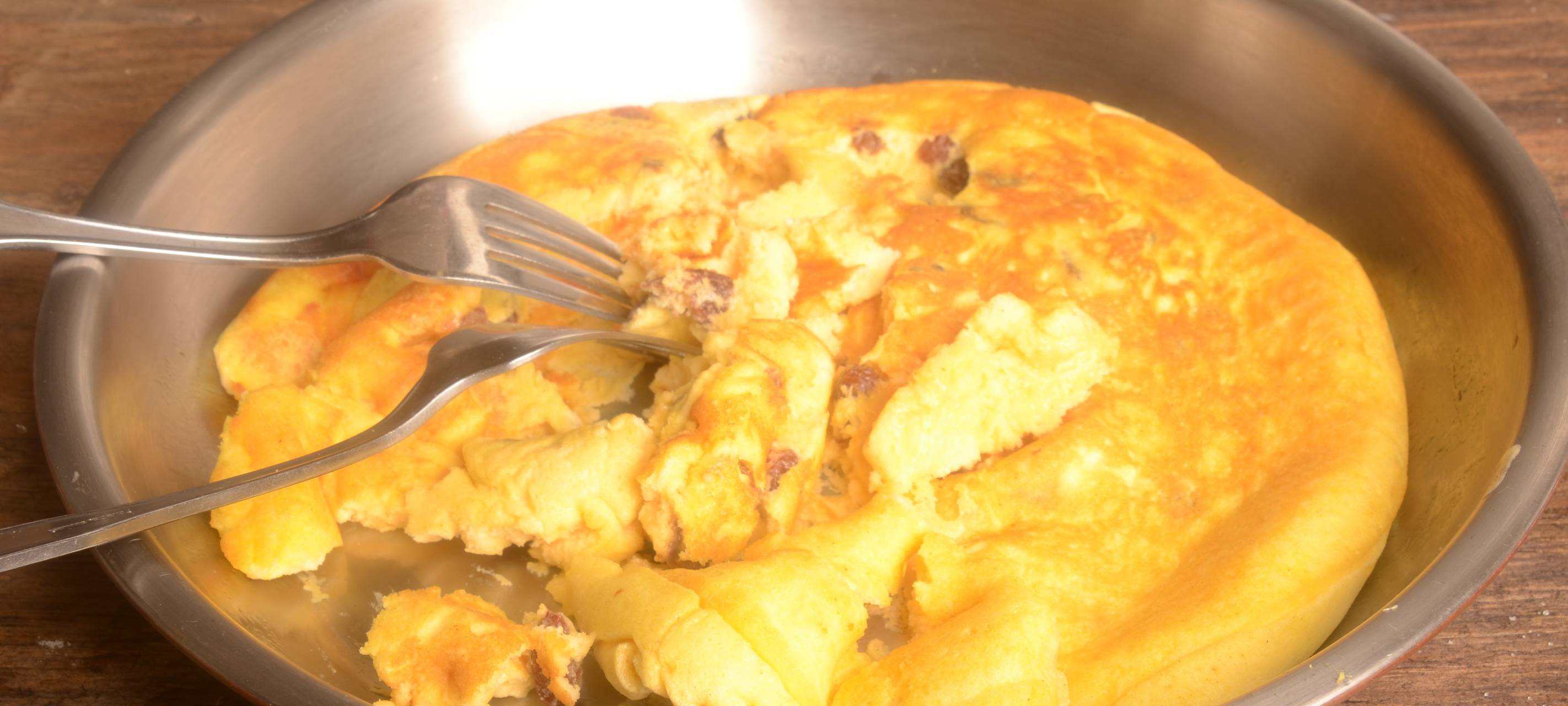 Kaiserschmarrn - Pfannkuchen luftig, leicht, zerrissen, dazu Kirschkompott