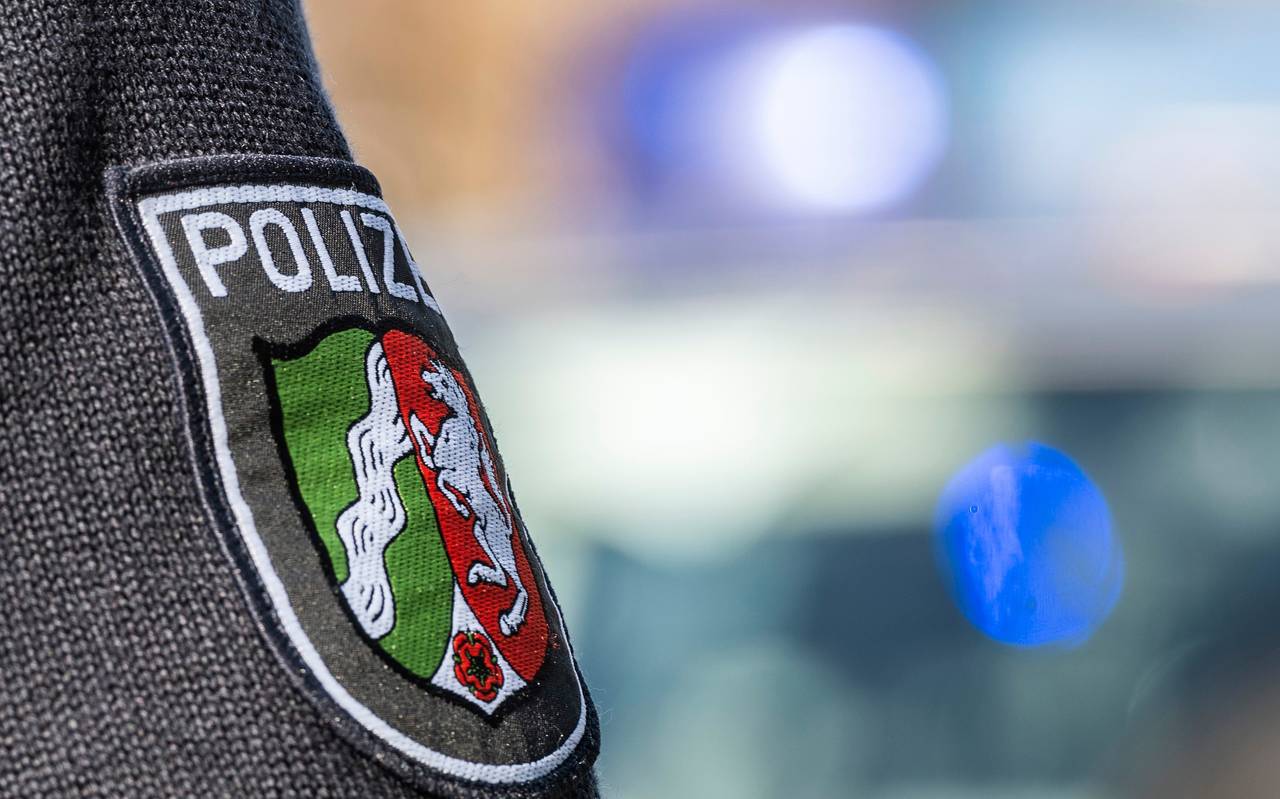 Wappen auf der Uniform eines Polizisten
