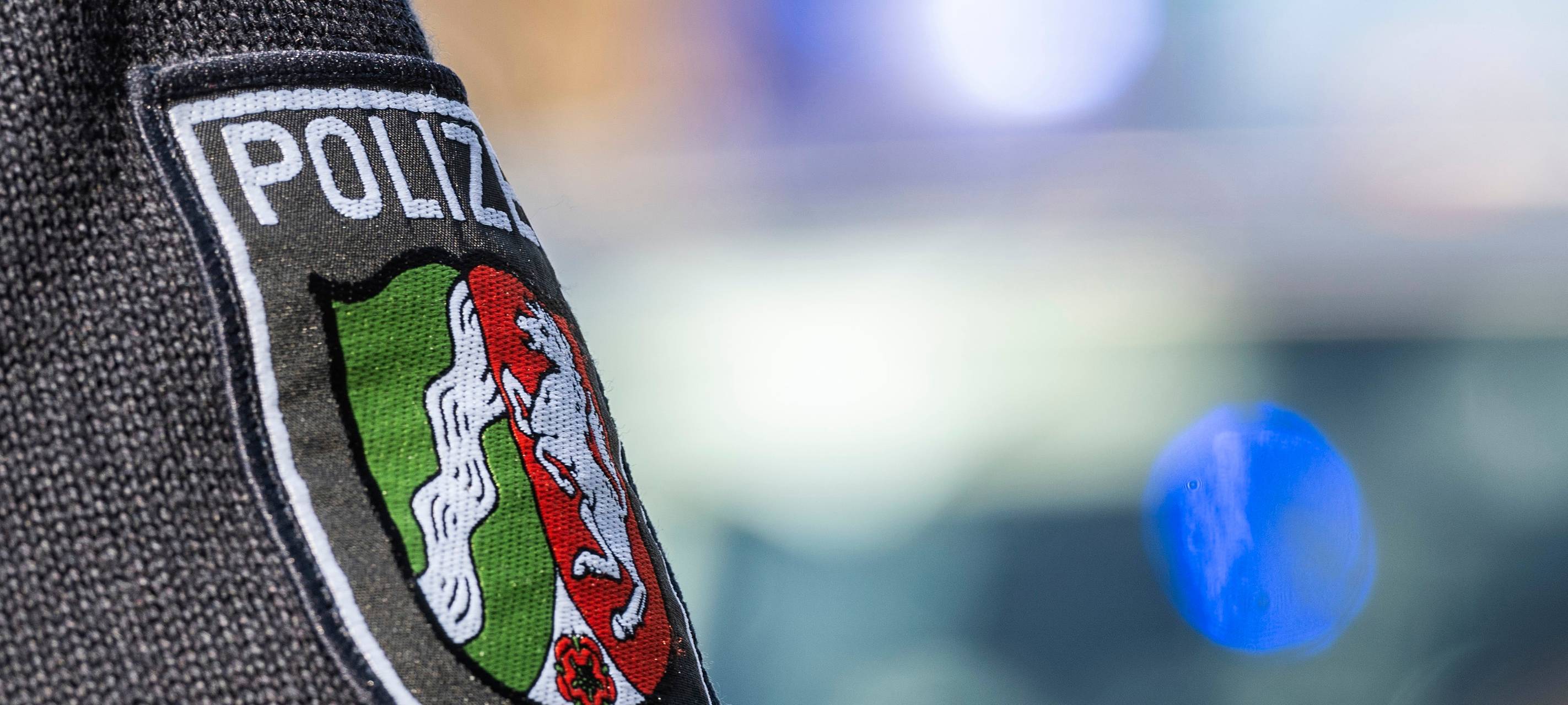 Wappen auf der Uniform eines Polizisten