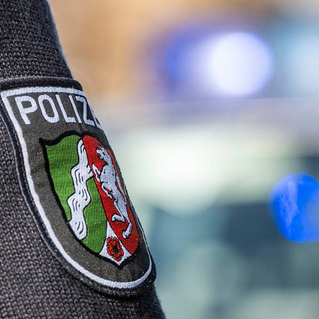 Wappen auf der Uniform eines Polizisten