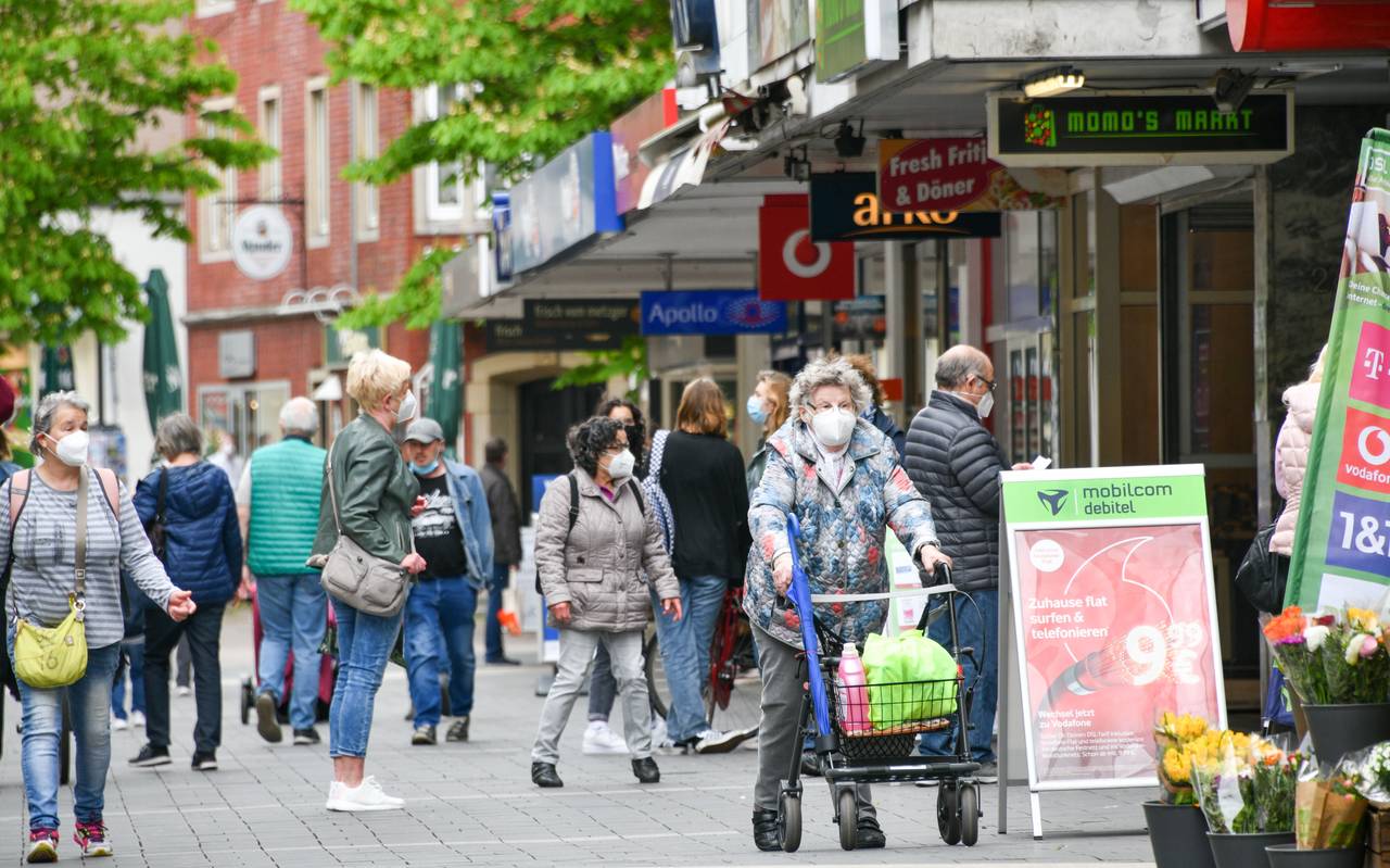 Passanten mit Maske in der Gladbecker Innenstadt