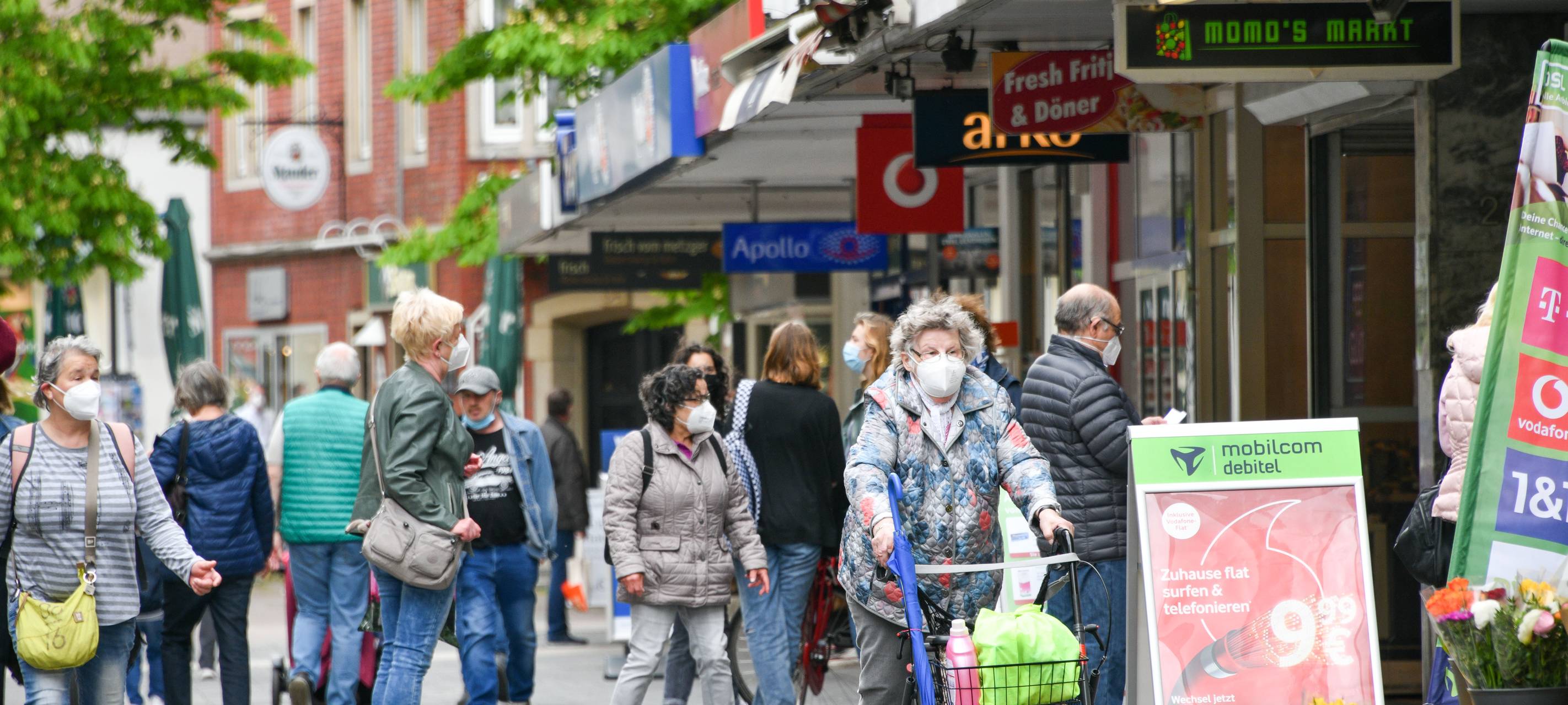 Passanten mit Maske in der Gladbecker Innenstadt