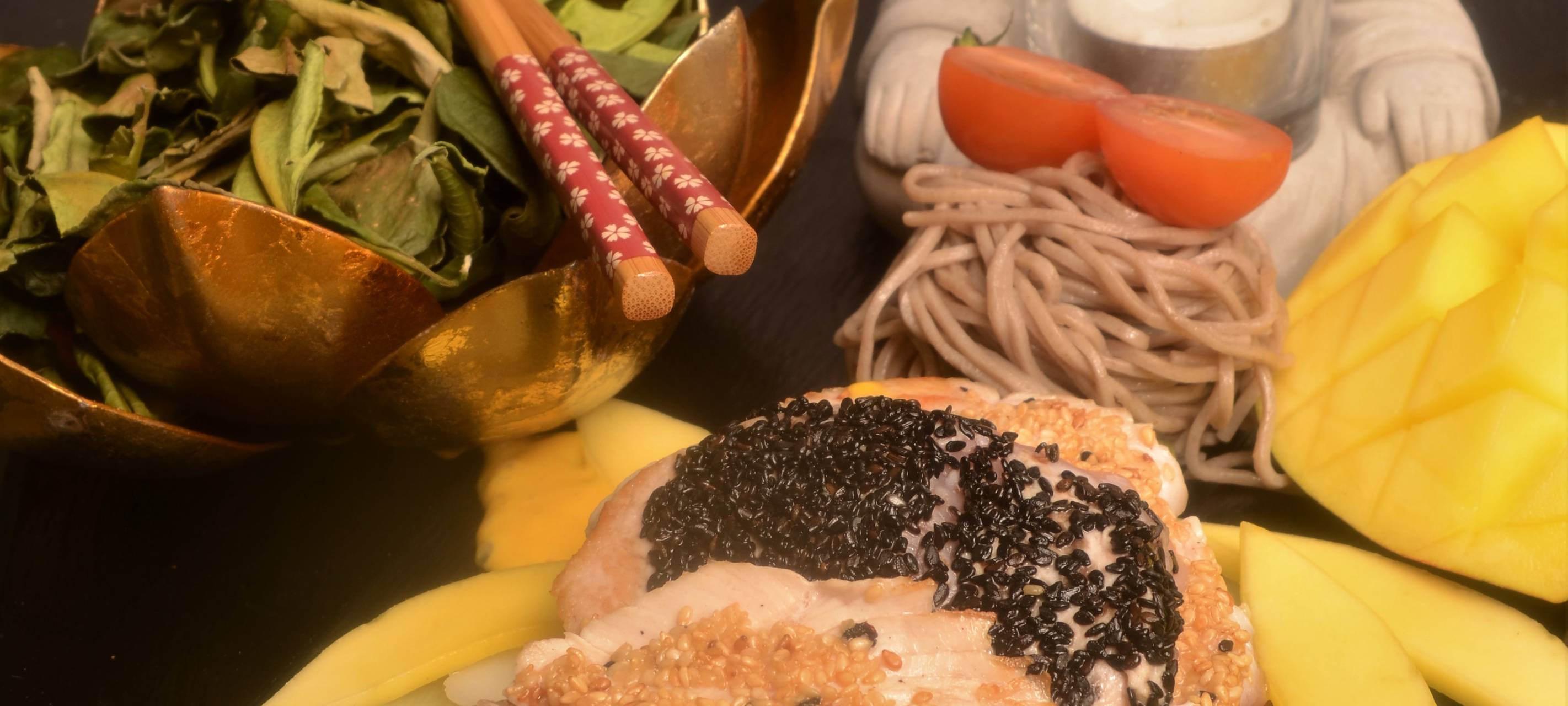 Putenfilets mit Sesam gebraten in Mango-Soße mit japanischen Buchweizen-Nudeln und Kaffir-Limettenblättern
