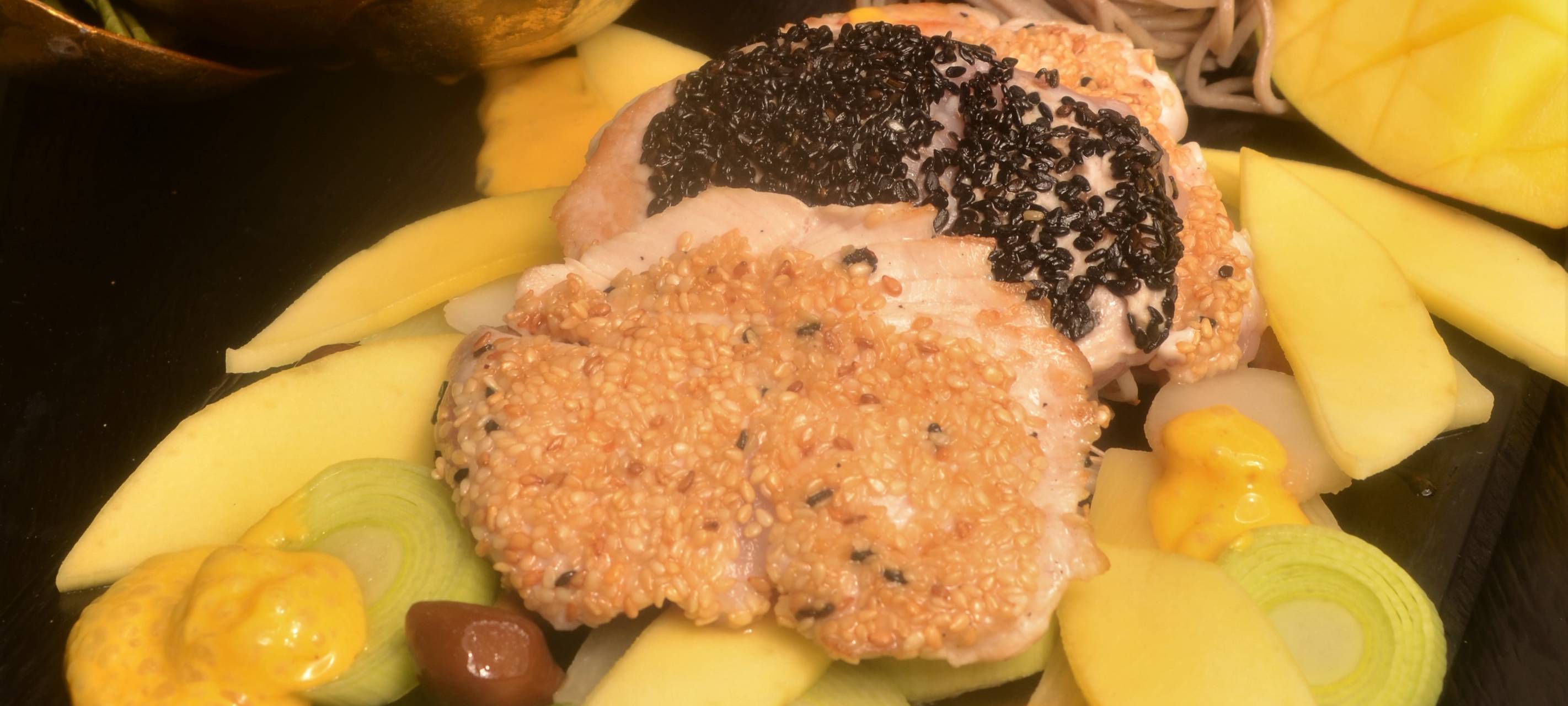 Putenfilets mit Sesam gebraten in Mango-Soße mit japanischen Buchweizen-Nudeln und Kaffir-Limettenblättern