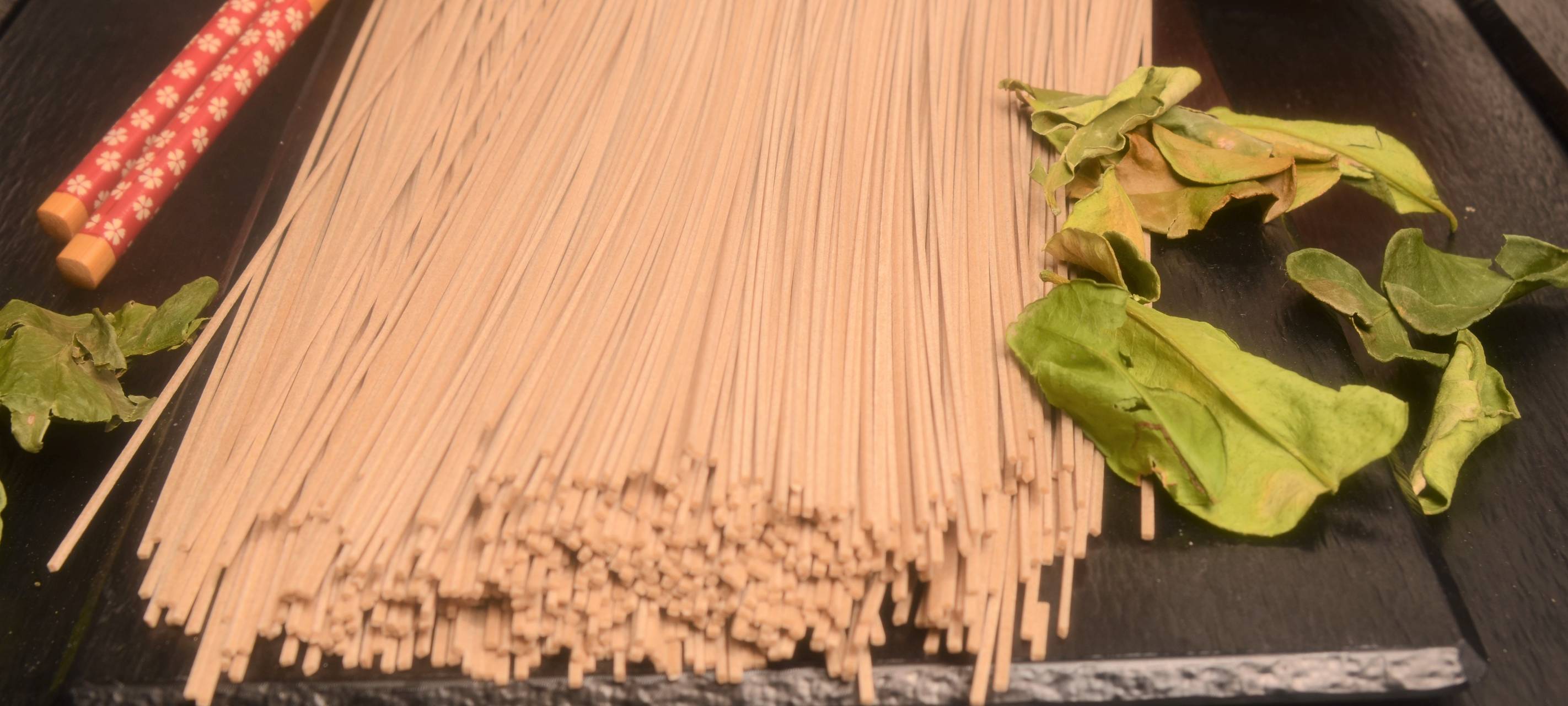 Putenfilets mit Sesam gebraten in Mango-Soße mit japanischen Buchweizen-Nudeln und Kaffir-Limettenblättern