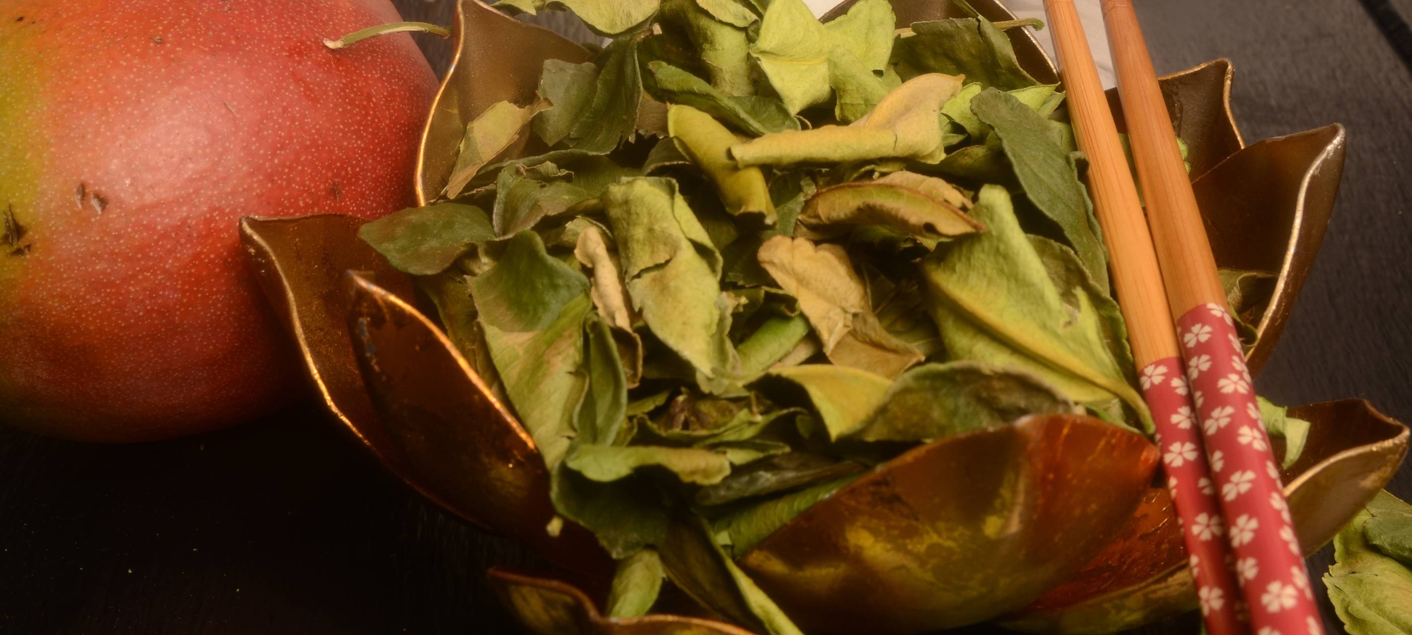 Putenfilets mit Sesam gebraten in Mango-Soße mit japanischen Buchweizen-Nudeln und Kaffir-Limettenblättern