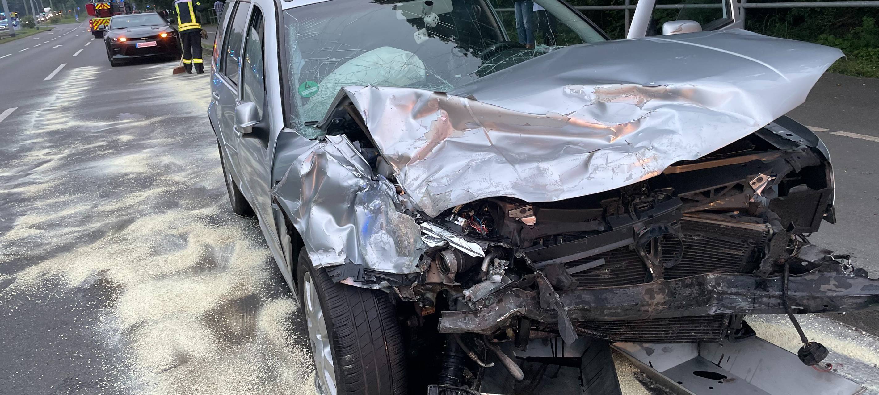 Demoliertes Autos nach dem Unfall in Gelsenkirchen-Bismarck