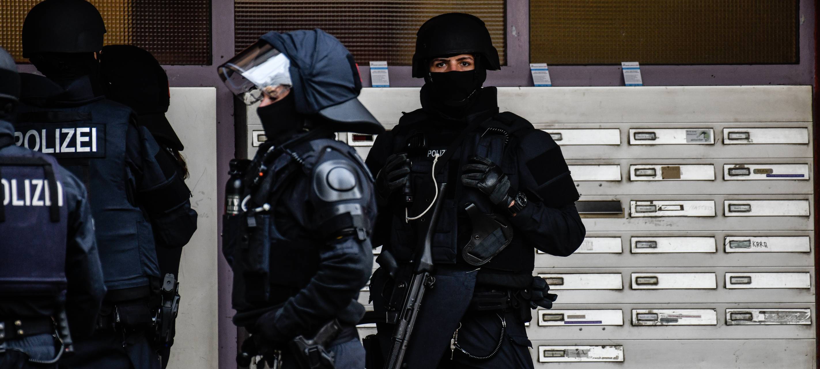 Polizisten im Einsatz bei einer Wohnungsdurchsuchung