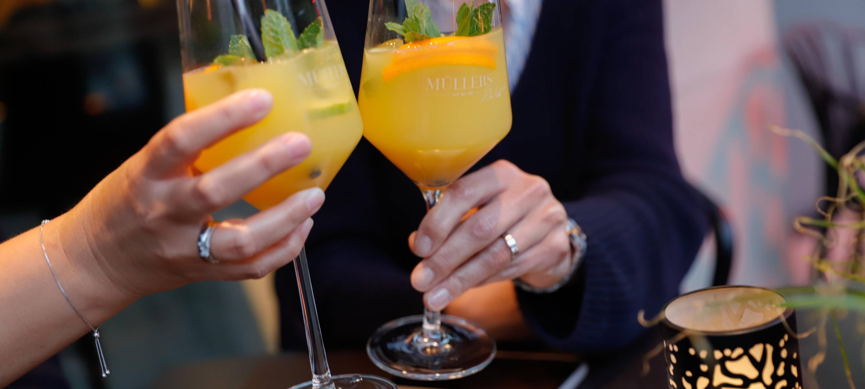 Zwei Frauen stoßen im Restaurant an