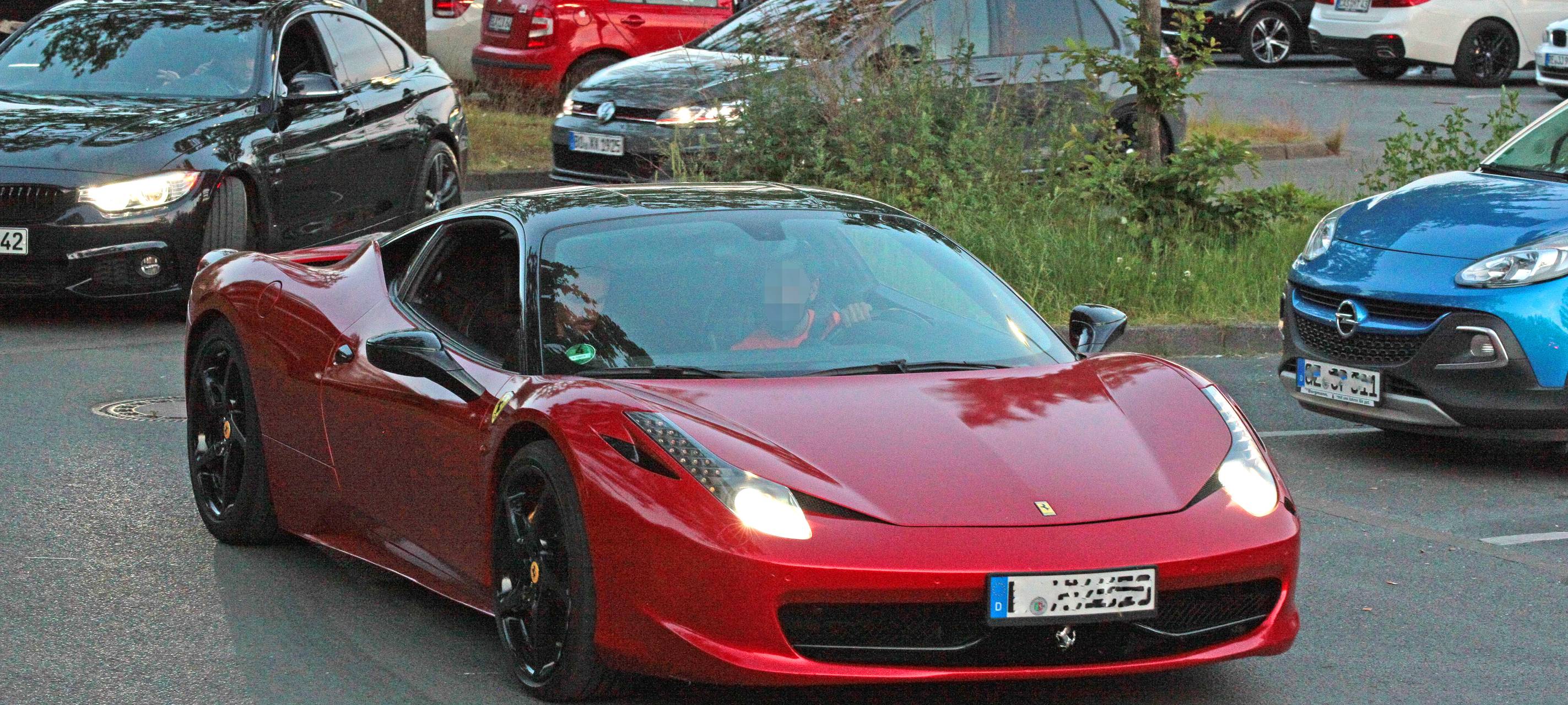 Getuntes Auto auf einem Parkplatz