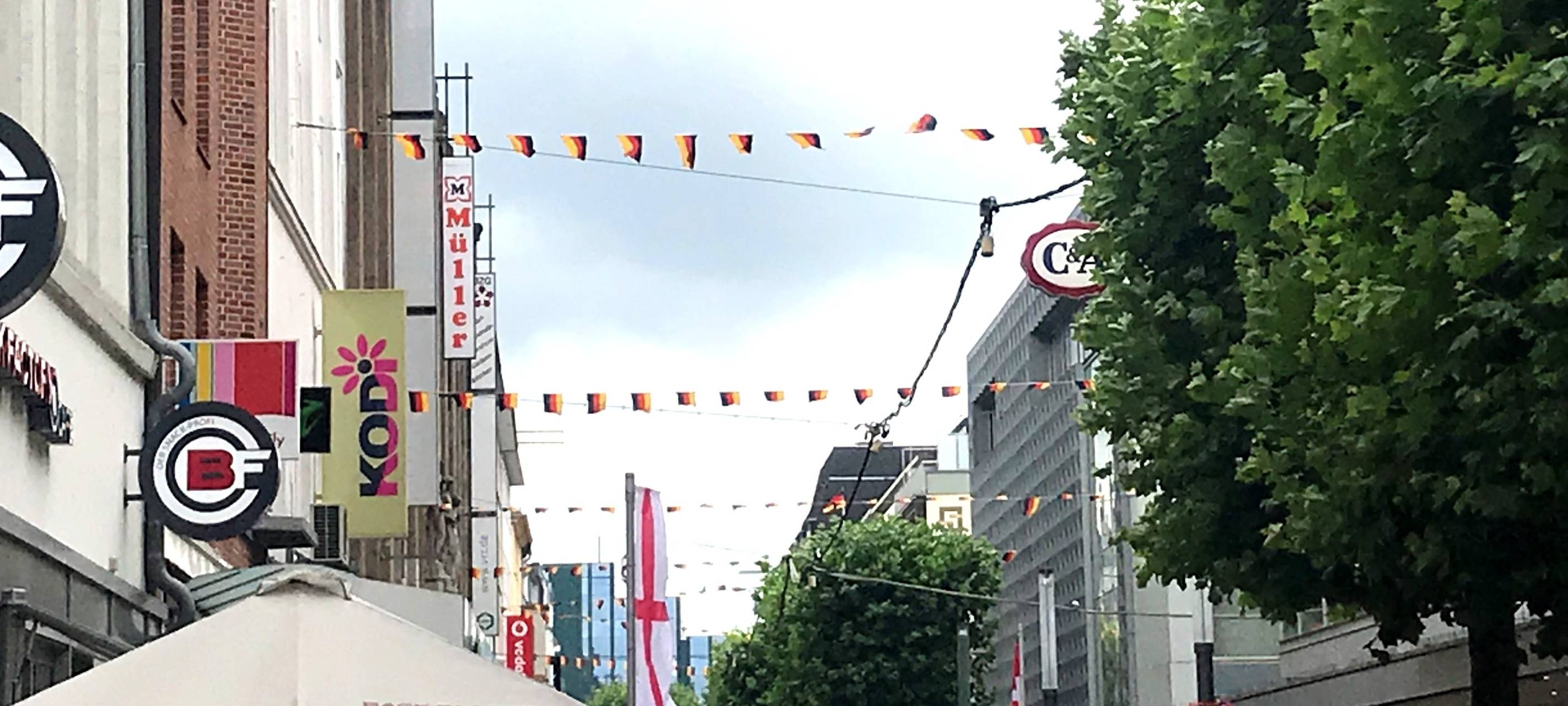 Deutschland-Fahnen auf der Gelsenkirchener Bahnhofstraße