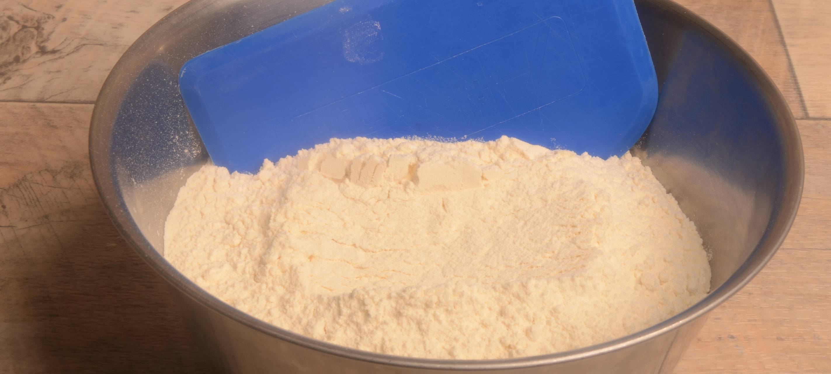 Knusperbrot mit Wildkräutersalat, Avocado und Grapefruits