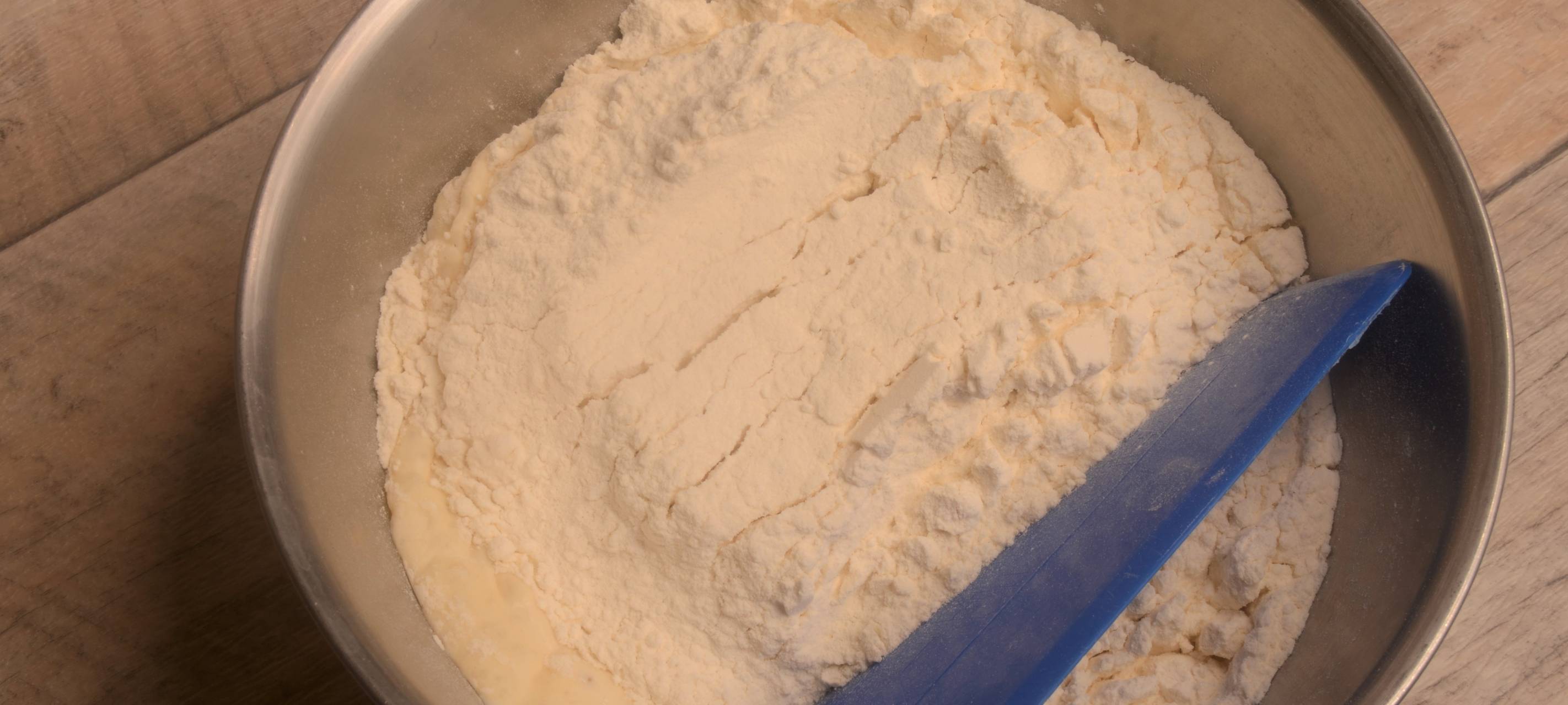 Knusperbrot mit Wildkräutersalat, Avocado und Grapefruits