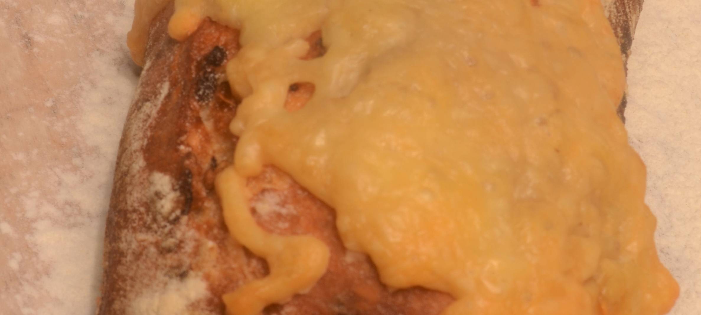 Knusperbrot mit Wildkräutersalat, Avocado und Grapefruits