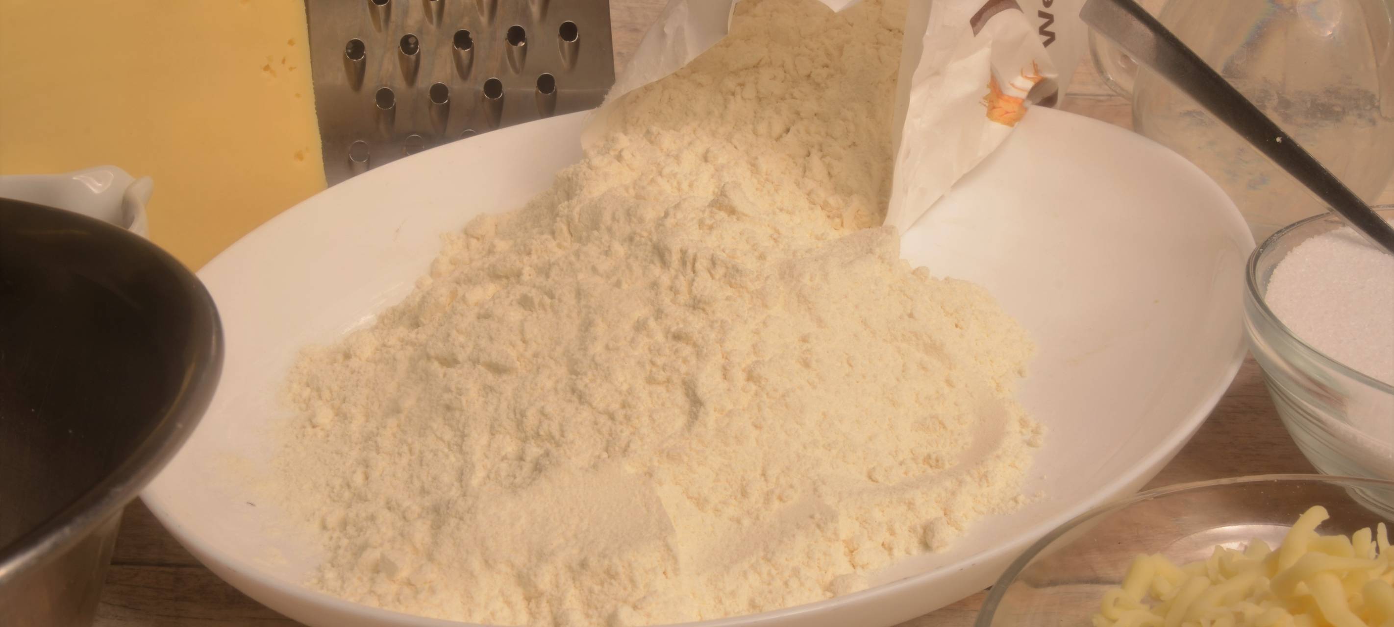 Knusperbrot mit Wildkräutersalat, Avocado und Grapefruits