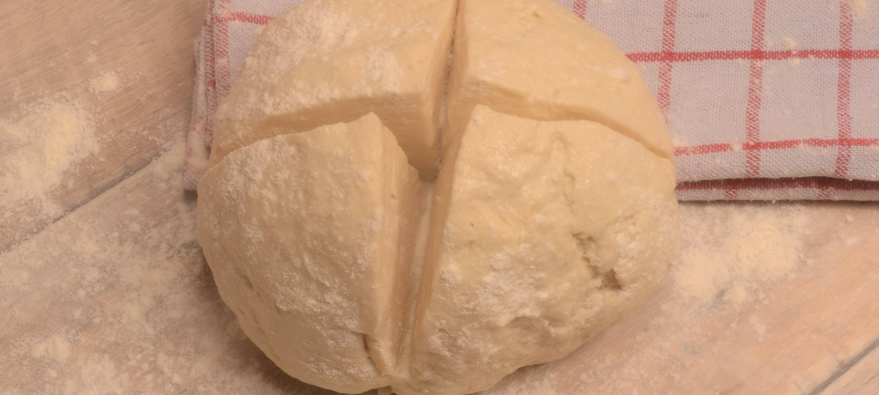 Knusperbrot mit Wildkräutersalat, Avocado und Grapefruits