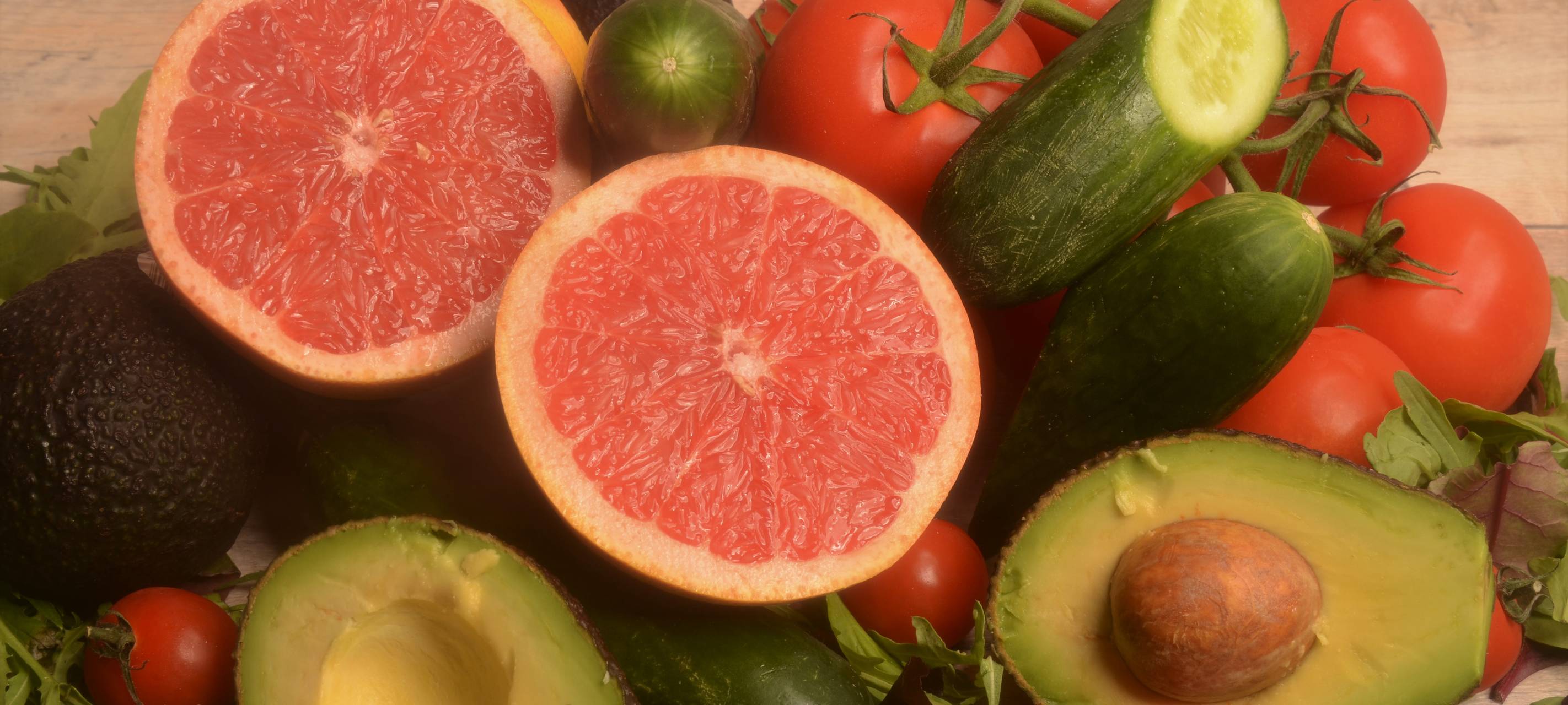 Knusperbrot mit Wildkräutersalat, Avocado und Grapefruits