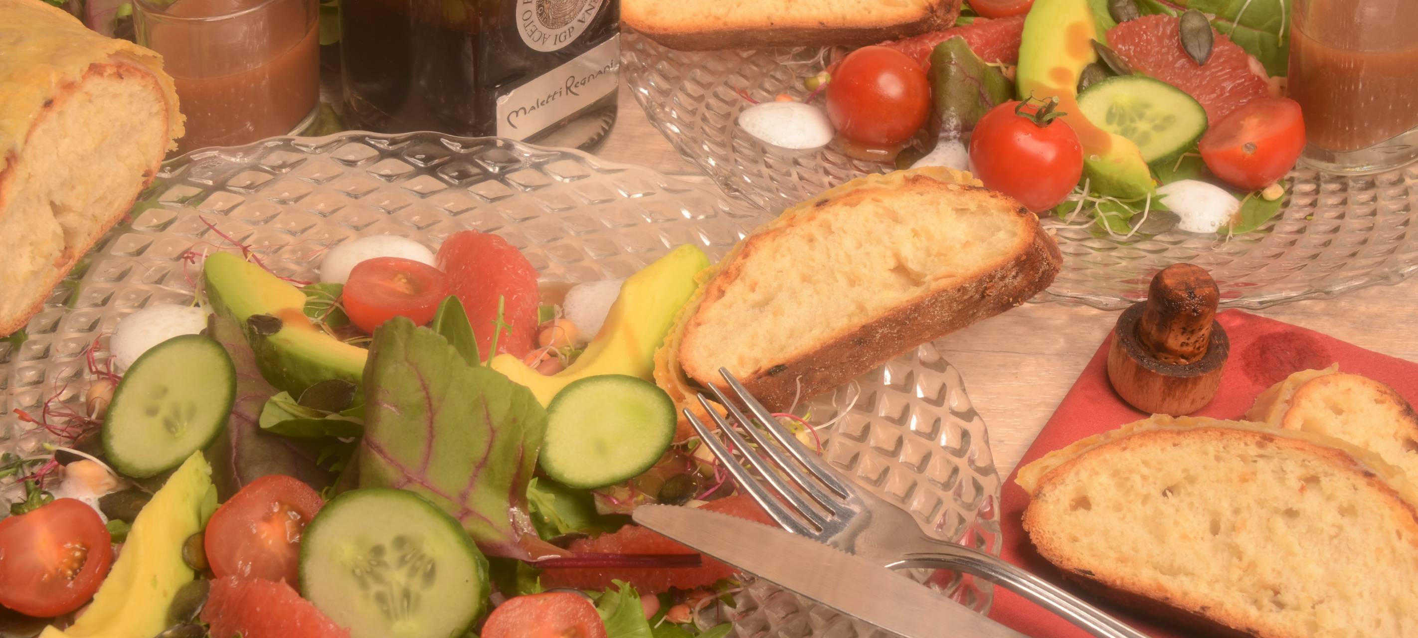 Knusperbrot mit Wildkräutersalat, Avocado und Grapefruits