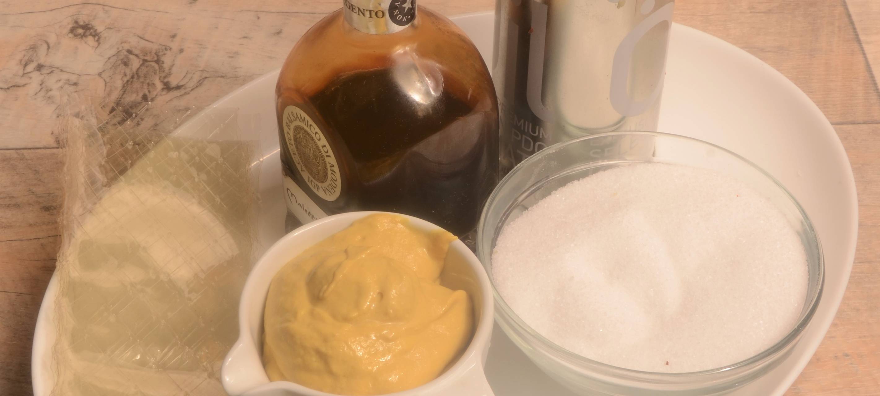 Knusperbrot mit Wildkräutersalat, Avocado und Grapefruits