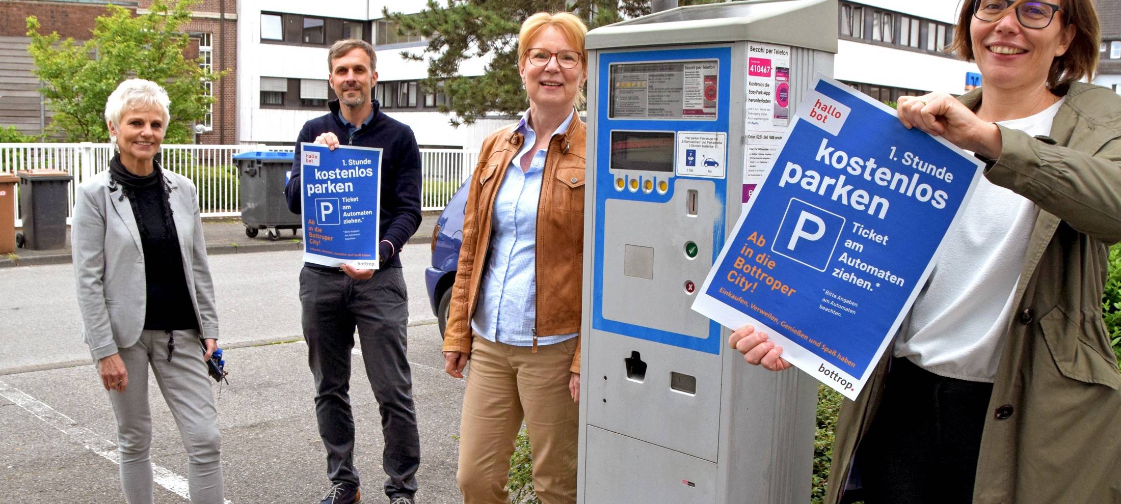 Stadt präsentiert Schilder zu "1 Stunde kostenlos Parken in der Innenstadt"