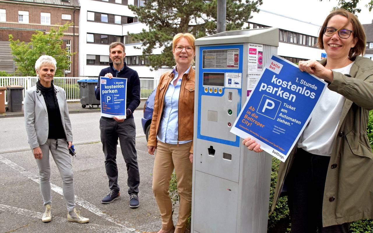 Stadt präsentiert Schilder zu "1 Stunde kostenlos Parken in der Innenstadt"
