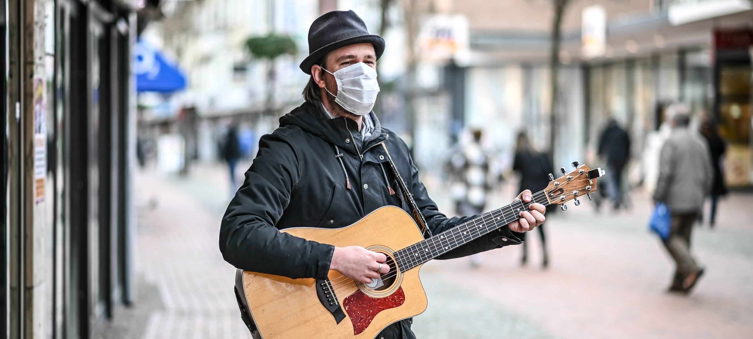 Ein Straßenmusiker mit Gitarre