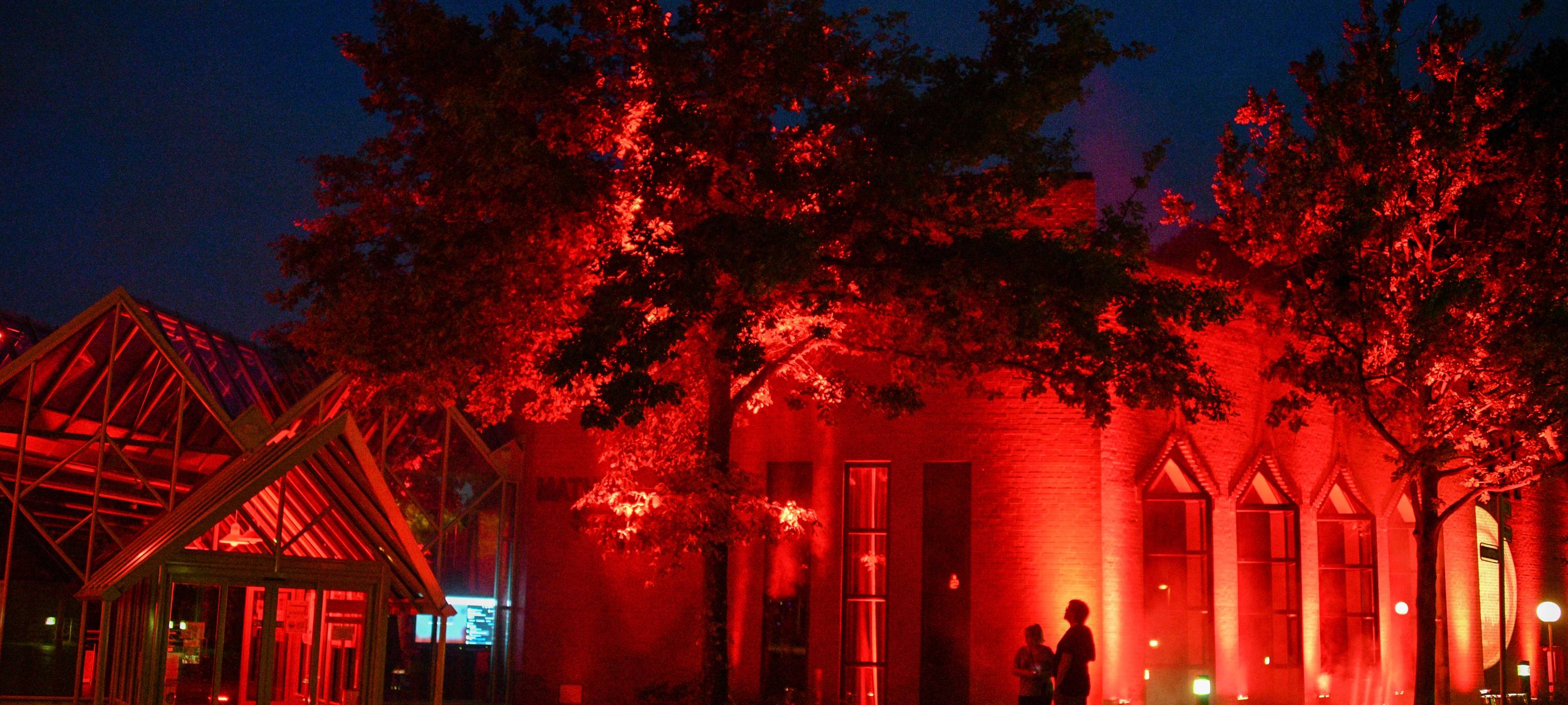 Die angestrahlte Mathias-Jakobs-Stadthalle in Gladbeck