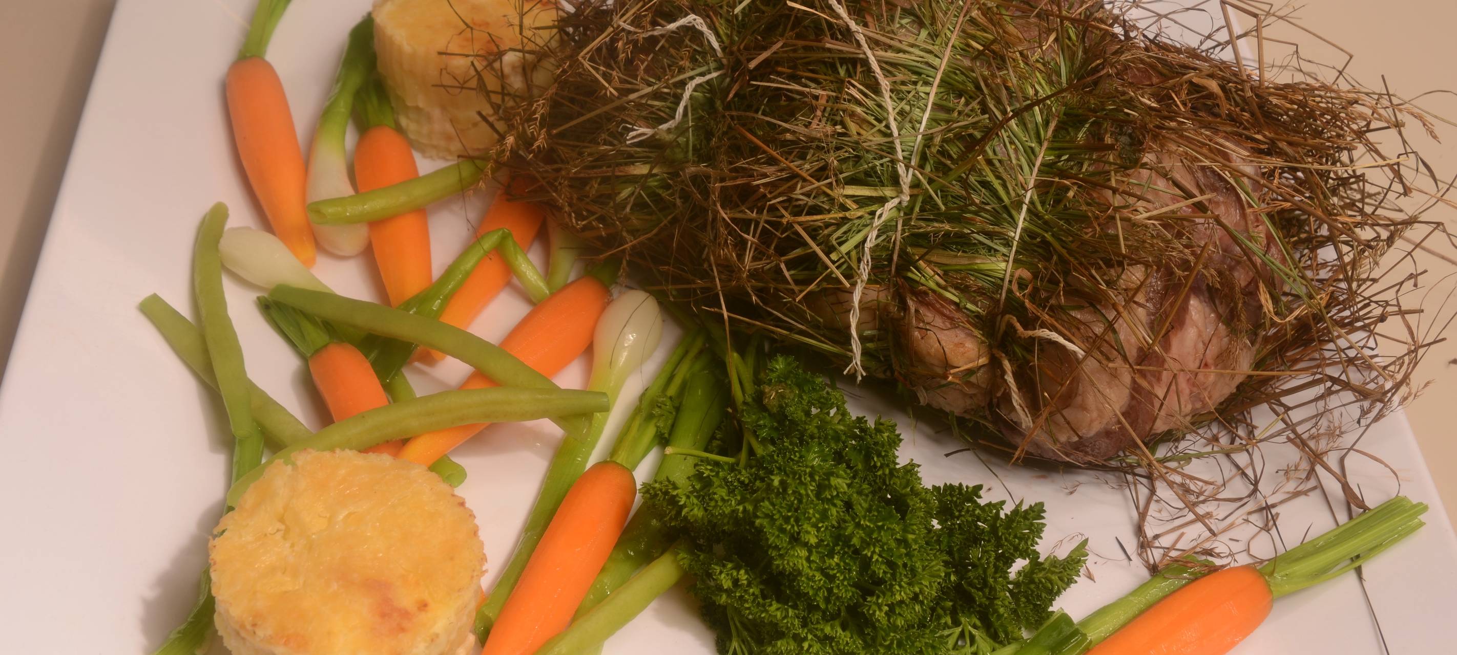 Lammkeule im Wiesenheu mit Kartoffelgratin & Frühlingsgemüse