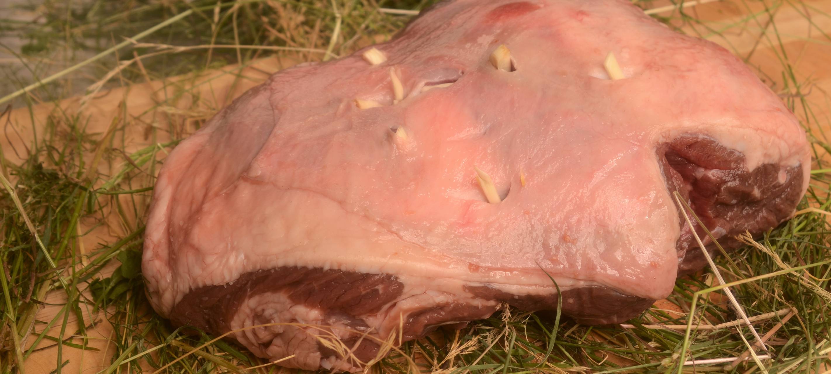 Lammkeule im Wiesenheu mit Kartoffelgratin & Frühlingsgemüse