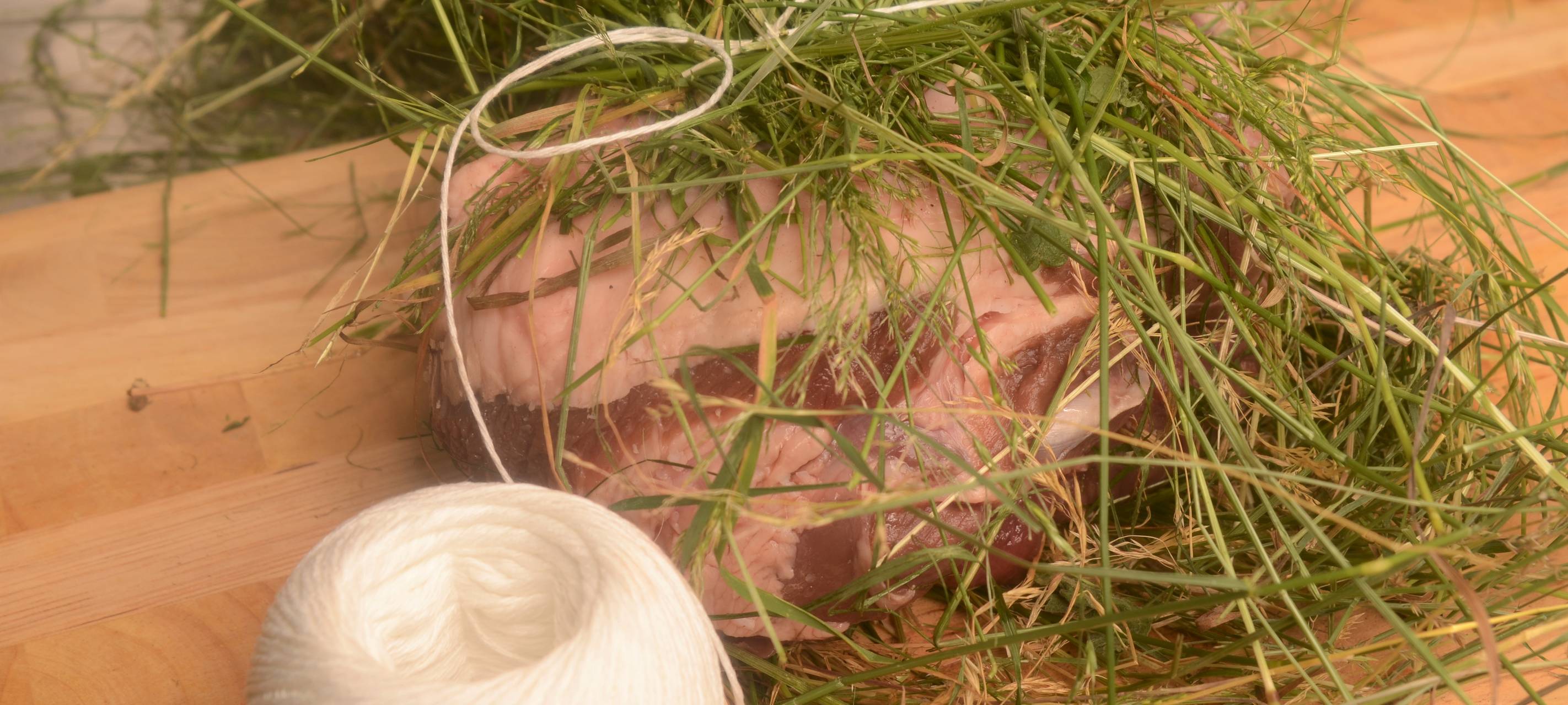 Lammkeule im Wiesenheu mit Kartoffelgratin & Frühlingsgemüse