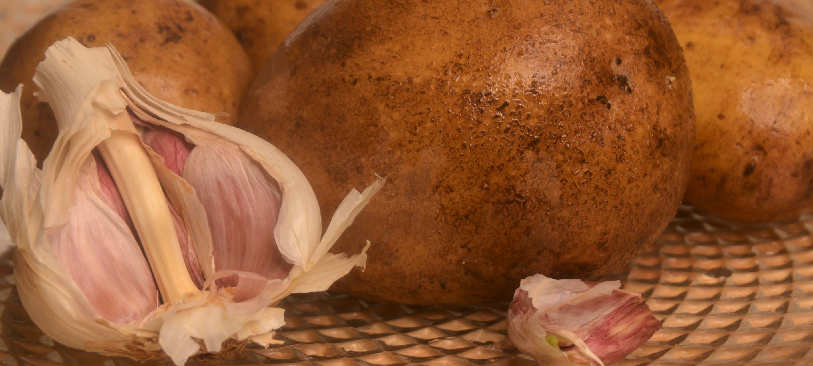 Lammkeule im Wiesenheu mit Kartoffelgratin & Frühlingsgemüse