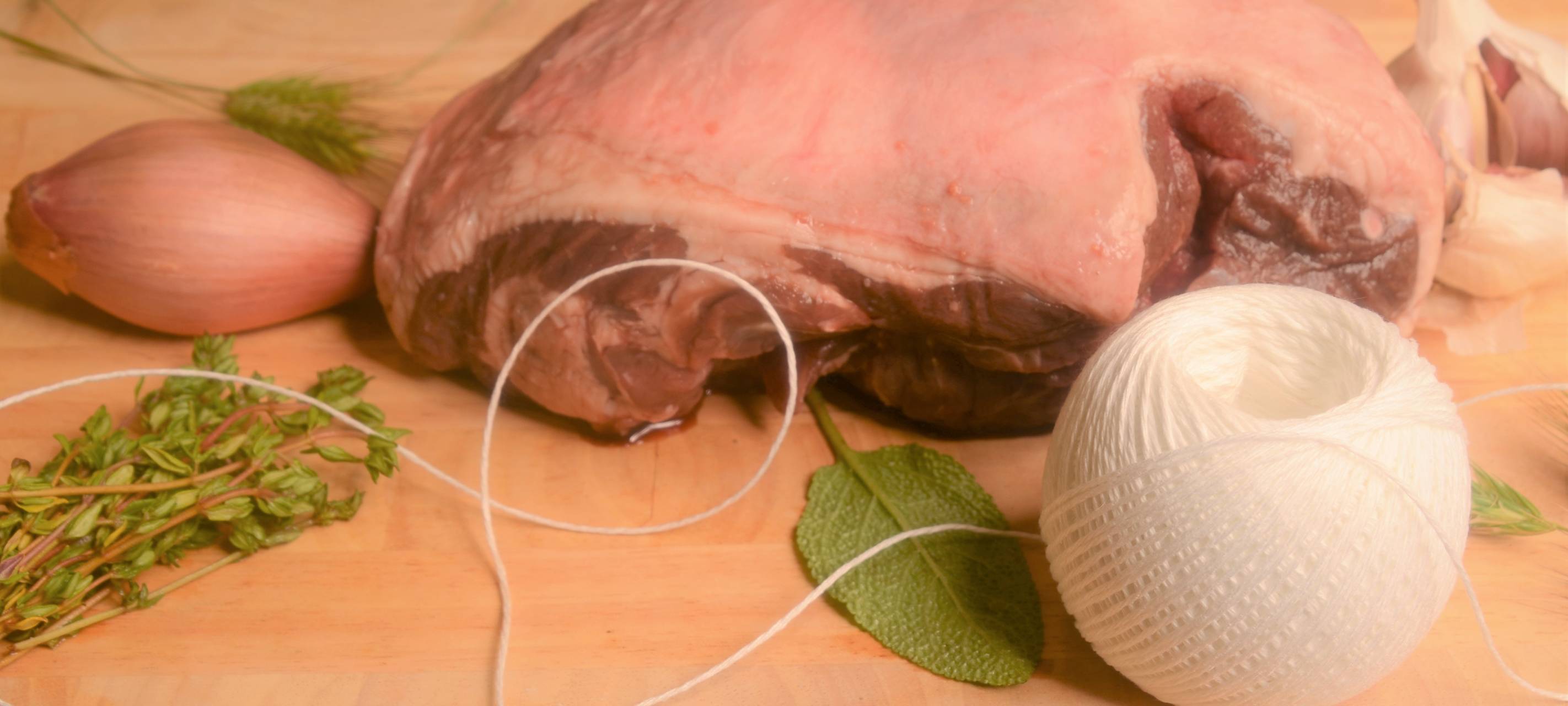 Lammkeule im Wiesenheu mit Kartoffelgratin & Frühlingsgemüse