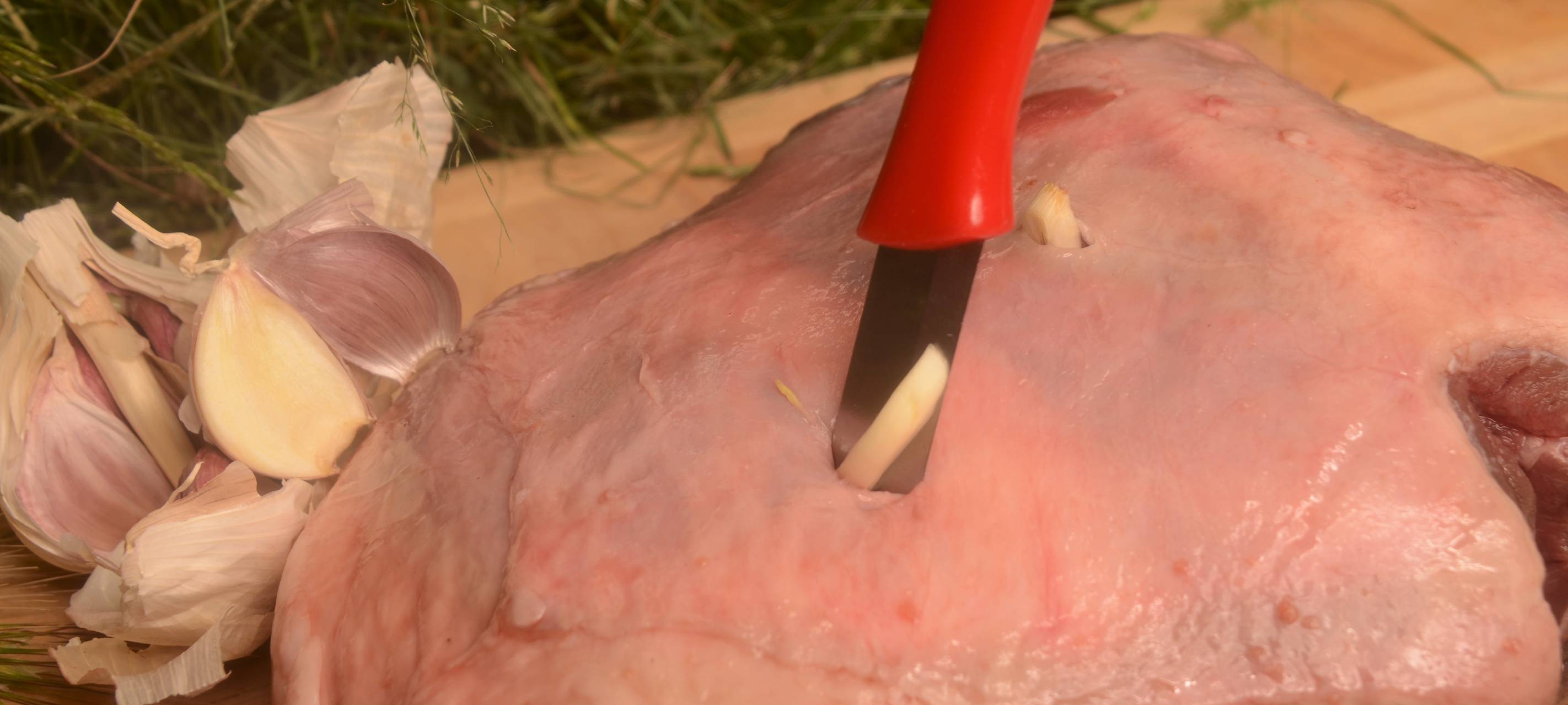 Lammkeule im Wiesenheu mit Kartoffelgratin & Frühlingsgemüse