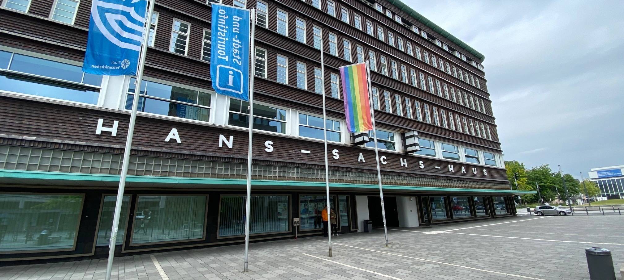 Eine Regenbogenflagge weht am Hans-Sachs-Haus in Gelsenkirchen