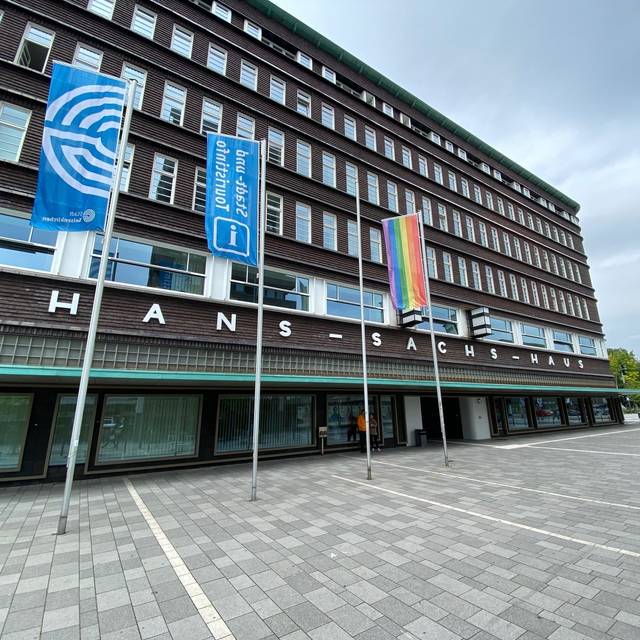 Eine Regenbogenflagge weht am Hans-Sachs-Haus in Gelsenkirchen