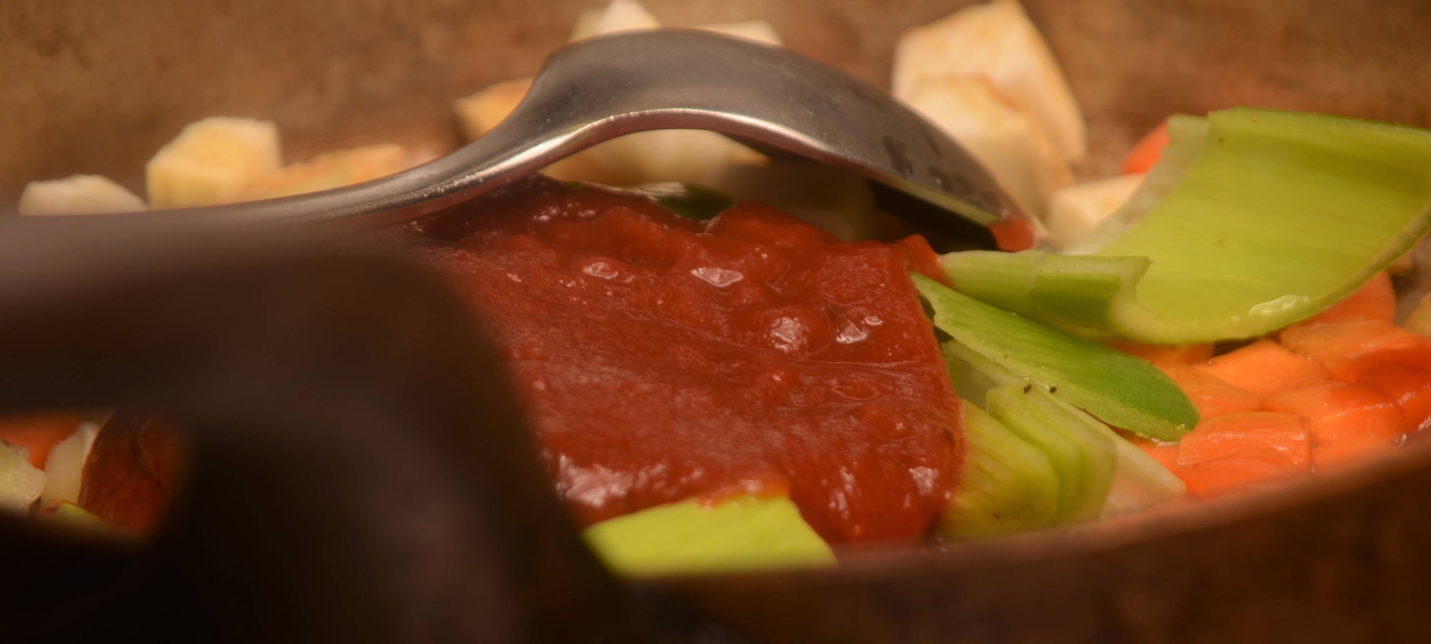 Lammkeule im Wiesenheu mit Kartoffelgratin & Frühlingsgemüse