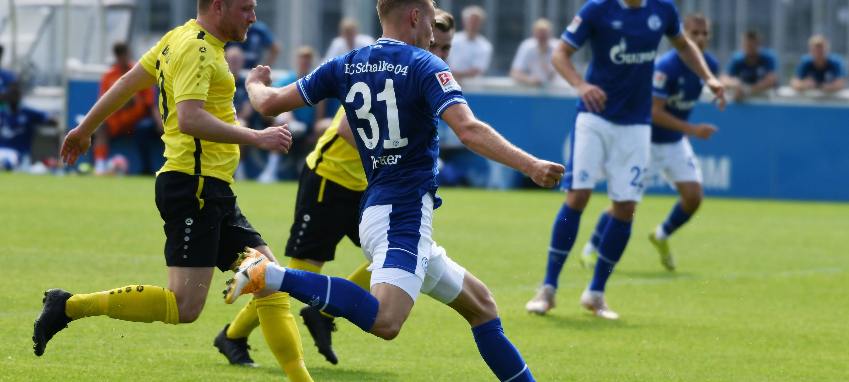 Spielszene beim Testspiel Schalke - SF Hamborn 07 im Parkstadion