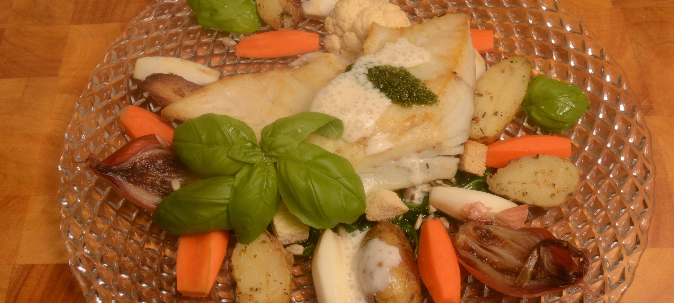 Gebratener Kabeljau auf Babyspinat mit Pinienkernen und Senfkörnersoße