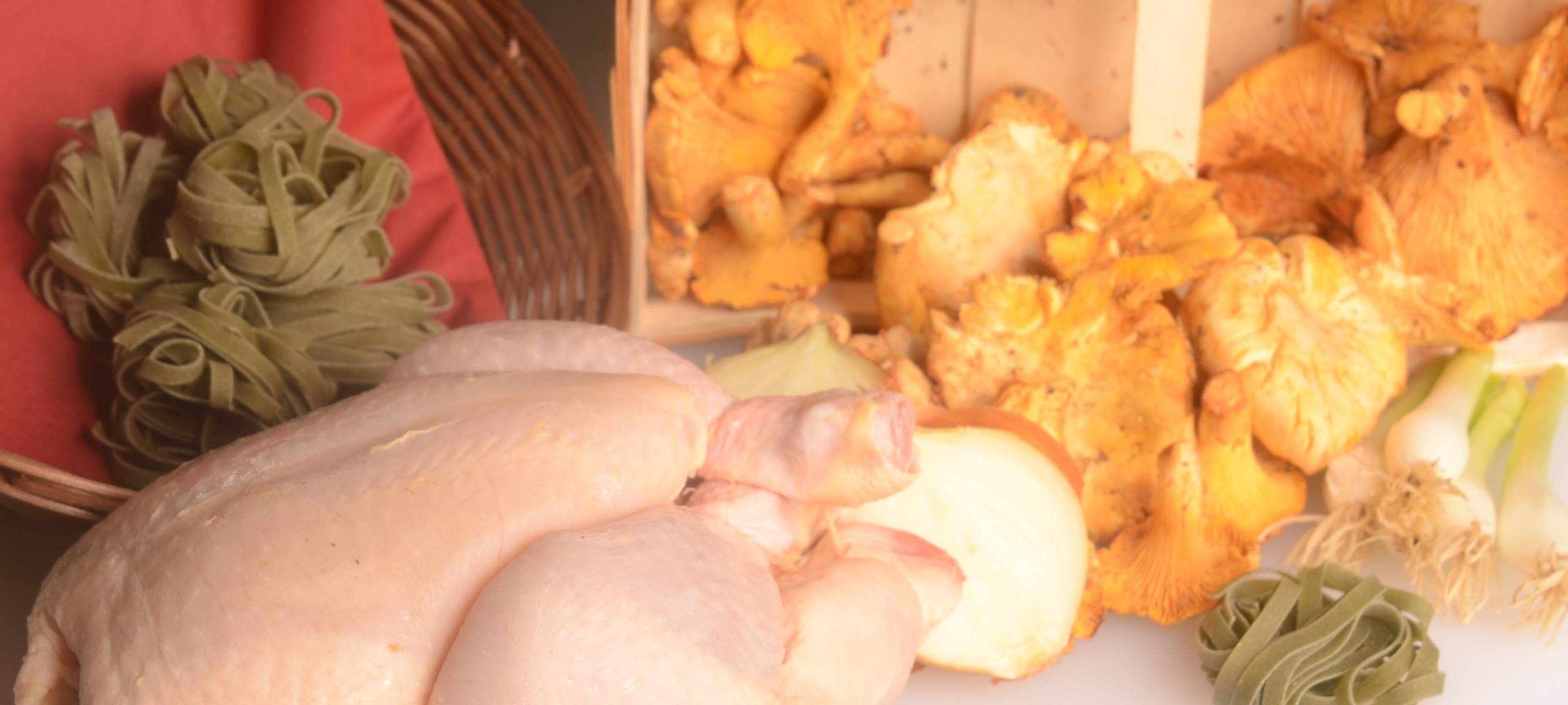 Pfifferlinge im Rahm mit Grünen Nudeln und Bio Brathähnchen