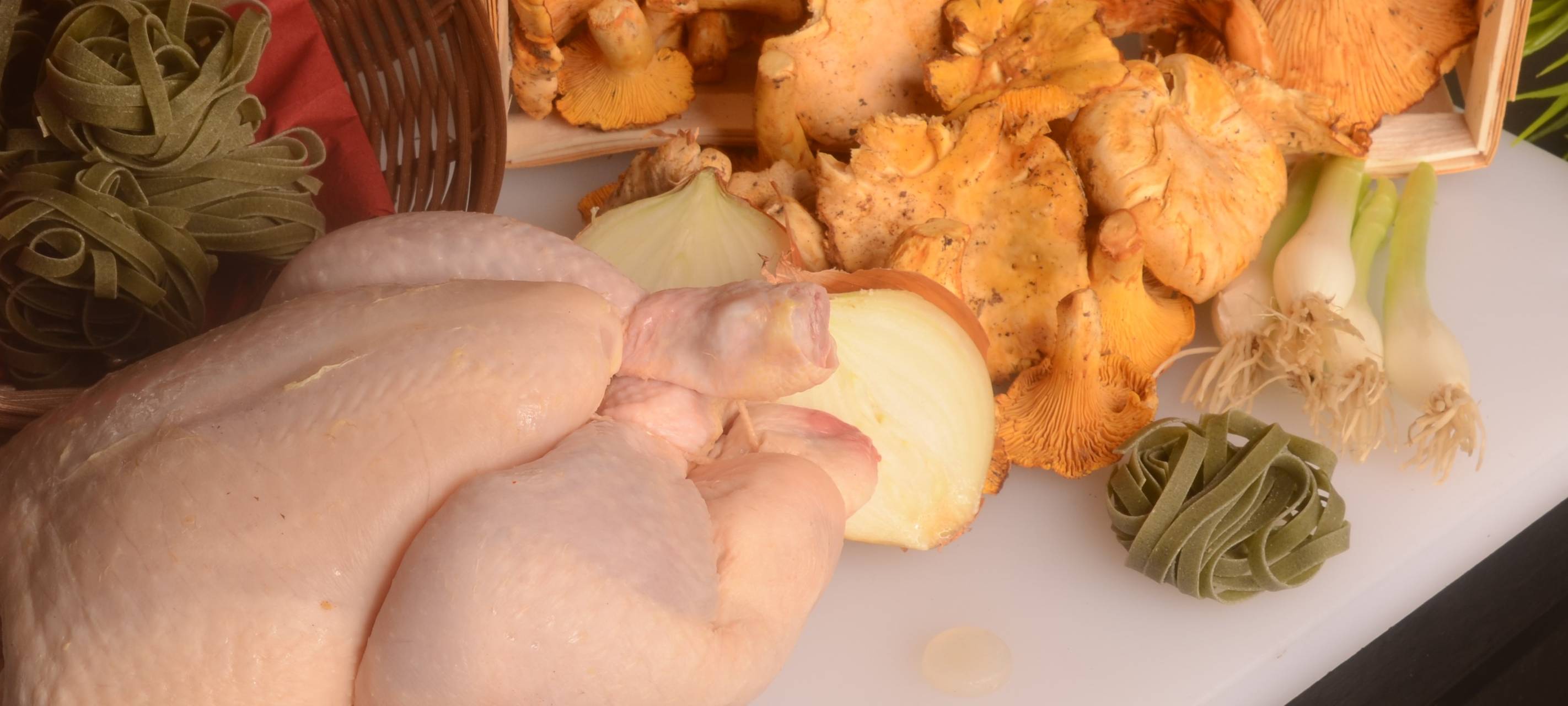 Pfifferlinge im Rahm mit Grünen Nudeln und Bio Brathähnchen